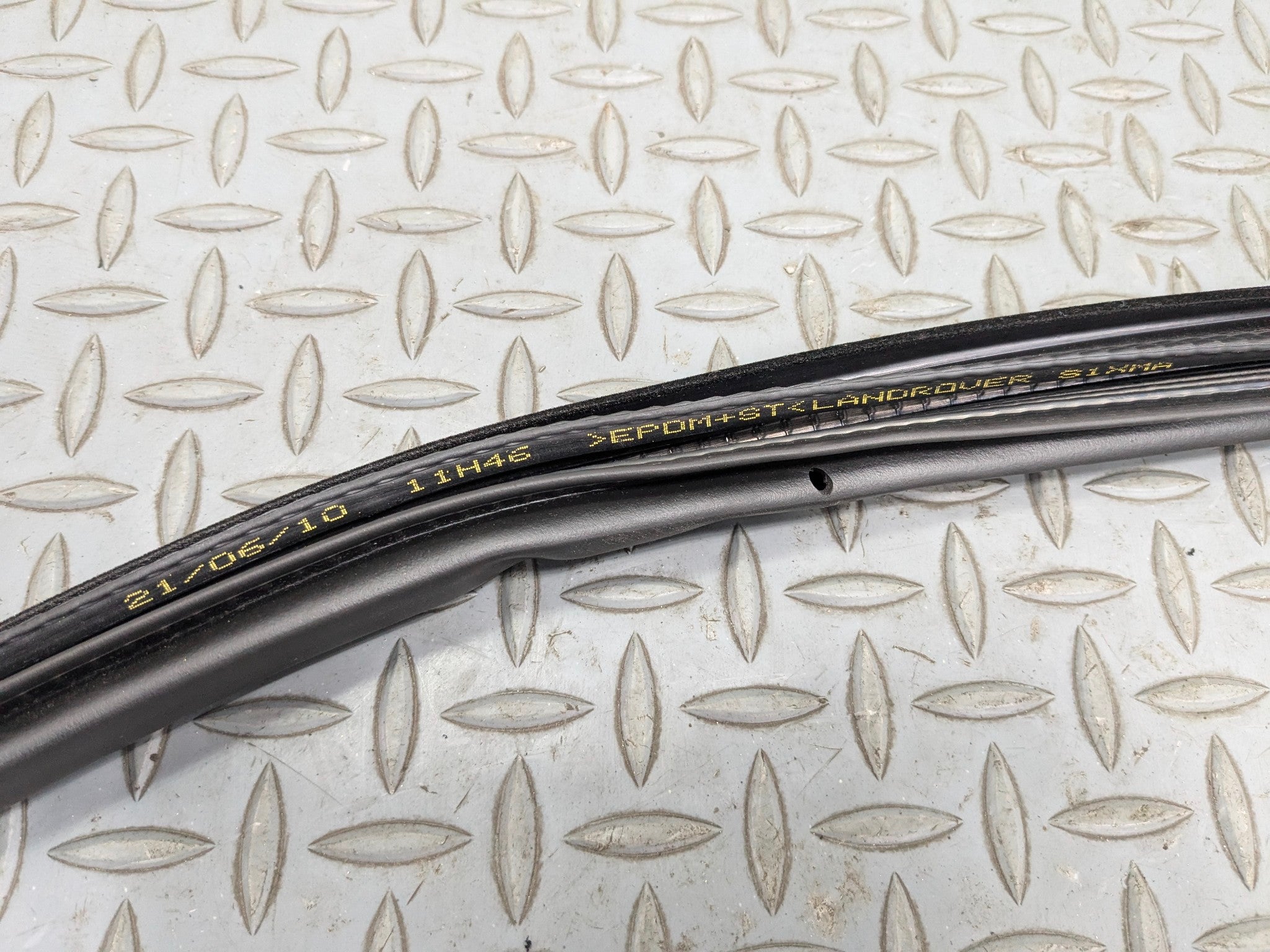 10 - 12 LAND ROVER RANGE ROVER OEM DOOR SEAL WEATHER STRIPPING FRONT RIGHT SIDE