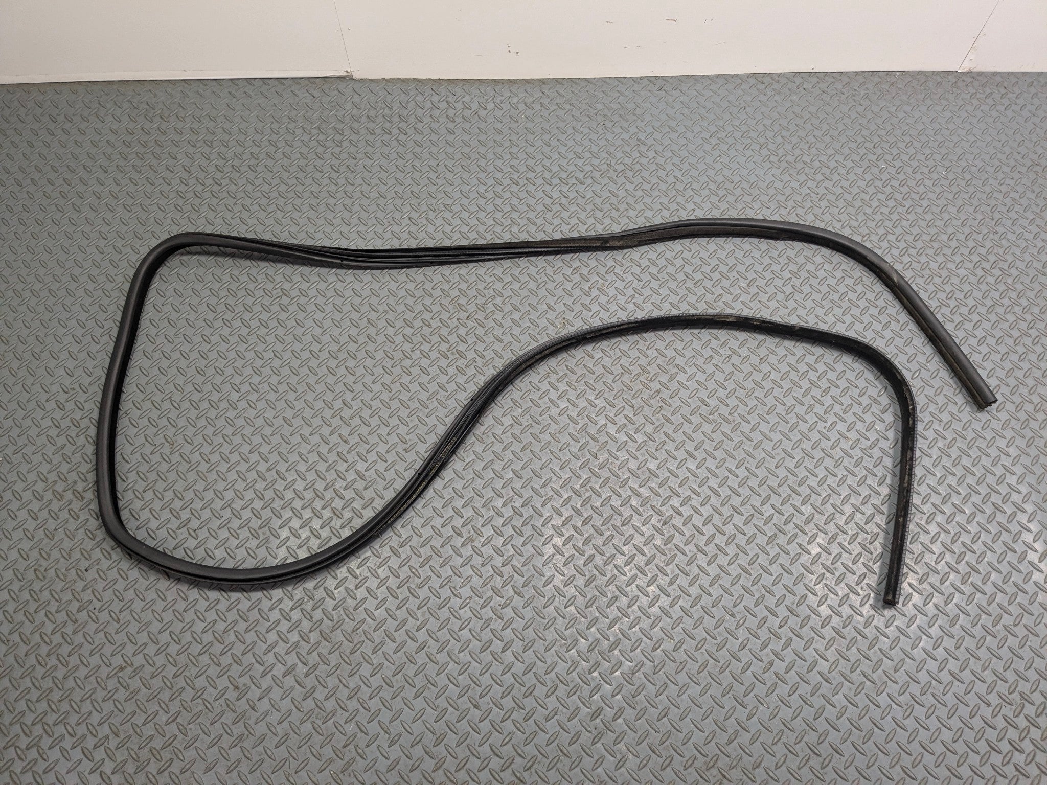 10 - 12 LAND ROVER RANGE ROVER OEM DOOR SEAL WEATHER STRIPPING FRONT LEFT SIDE