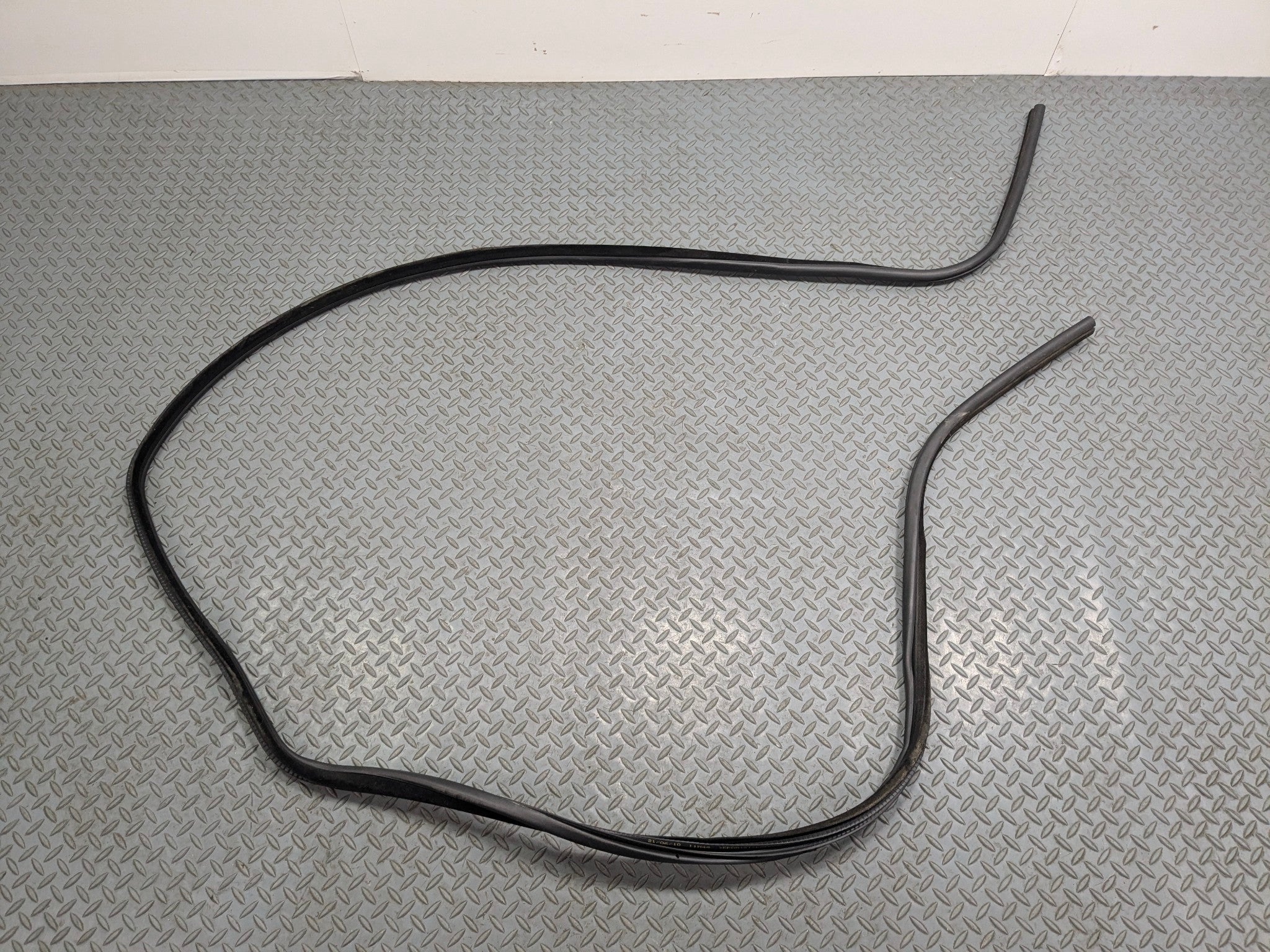 10 - 12 LAND ROVER RANGE ROVER OEM DOOR SEAL WEATHER STRIPPING FRONT LEFT SIDE