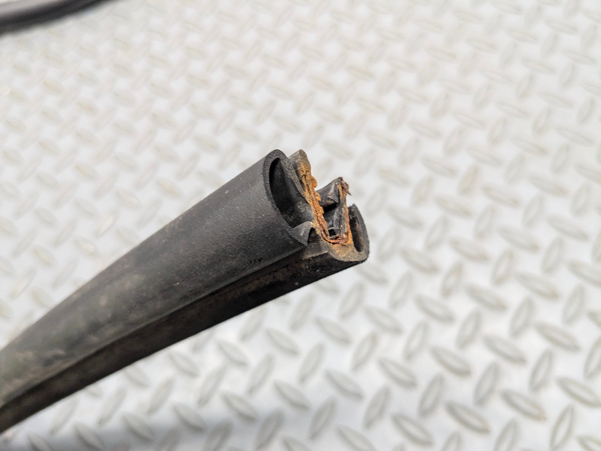 10 - 12 LAND ROVER RANGE ROVER OEM DOOR SEAL WEATHER STRIPPING FRONT LEFT SIDE