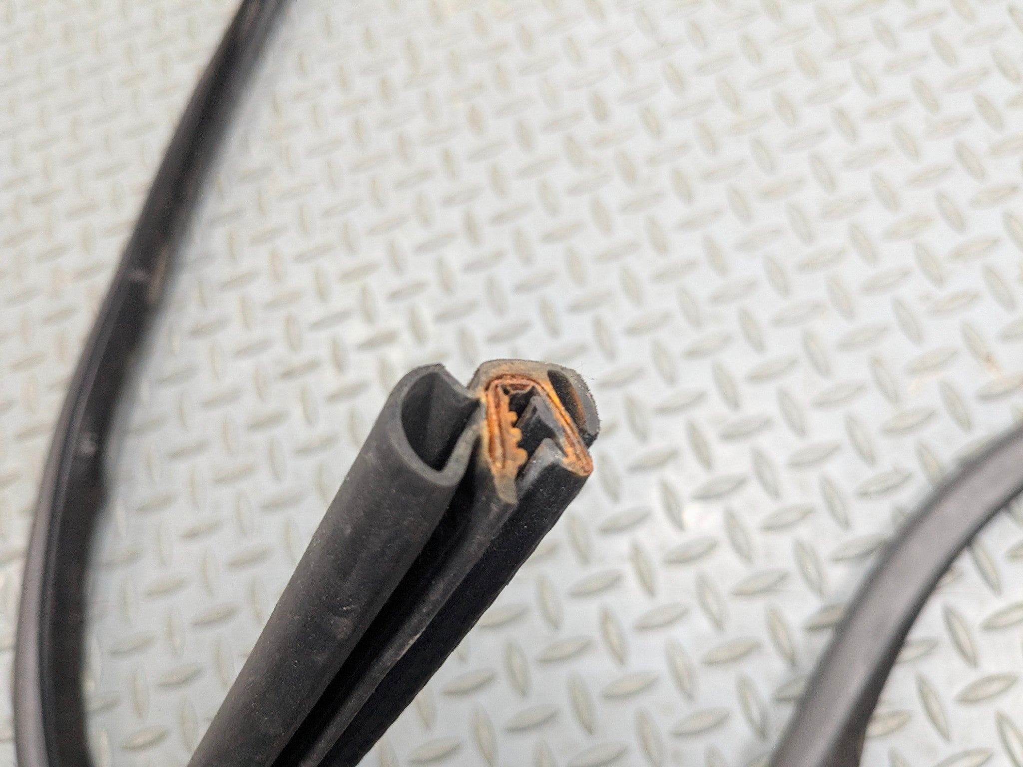 10 - 12 LAND ROVER RANGE ROVER OEM DOOR SEAL WEATHER STRIPPING FRONT LEFT SIDE