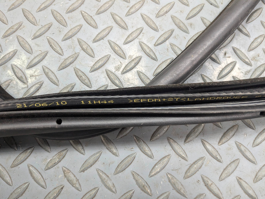 10 - 12 LAND ROVER RANGE ROVER OEM DOOR SEAL WEATHER STRIPPING FRONT LEFT SIDE