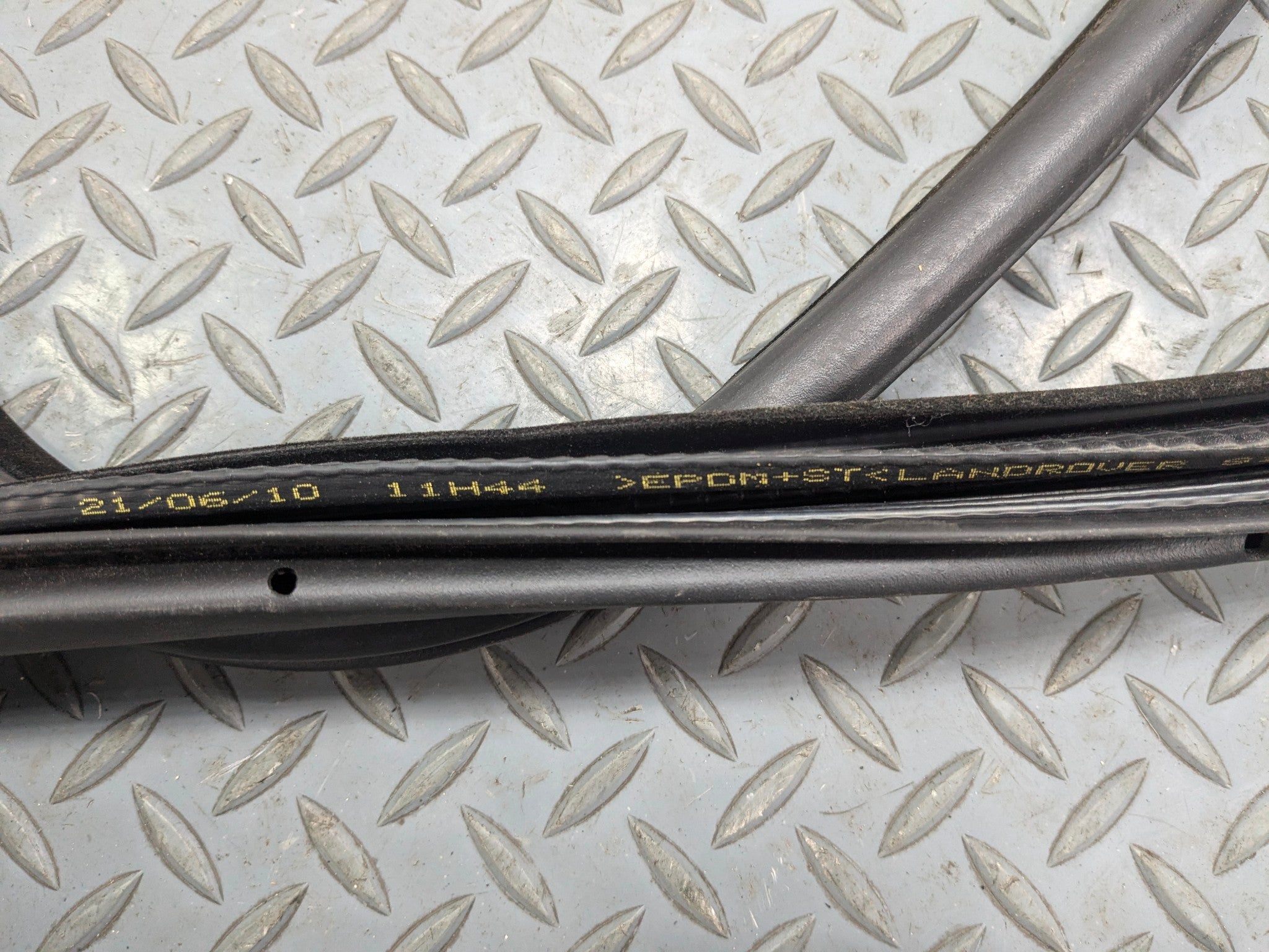 10 - 12 LAND ROVER RANGE ROVER OEM DOOR SEAL WEATHER STRIPPING FRONT LEFT SIDE