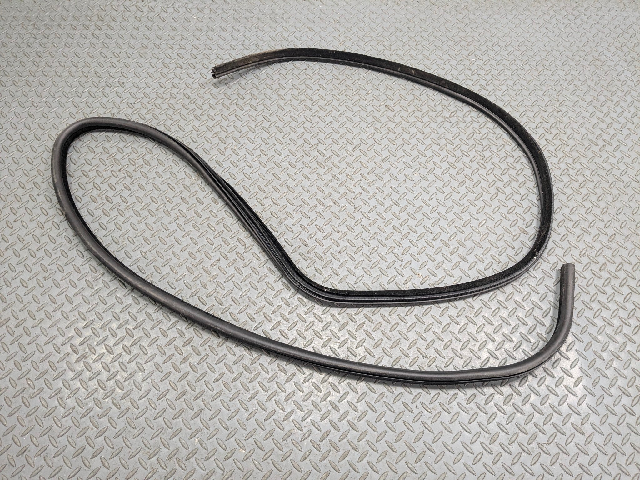 10 - 12 LAND ROVER RANGE ROVER OEM DOOR SEAL WEATHER STRIPPING REAR LEFT SIDE
