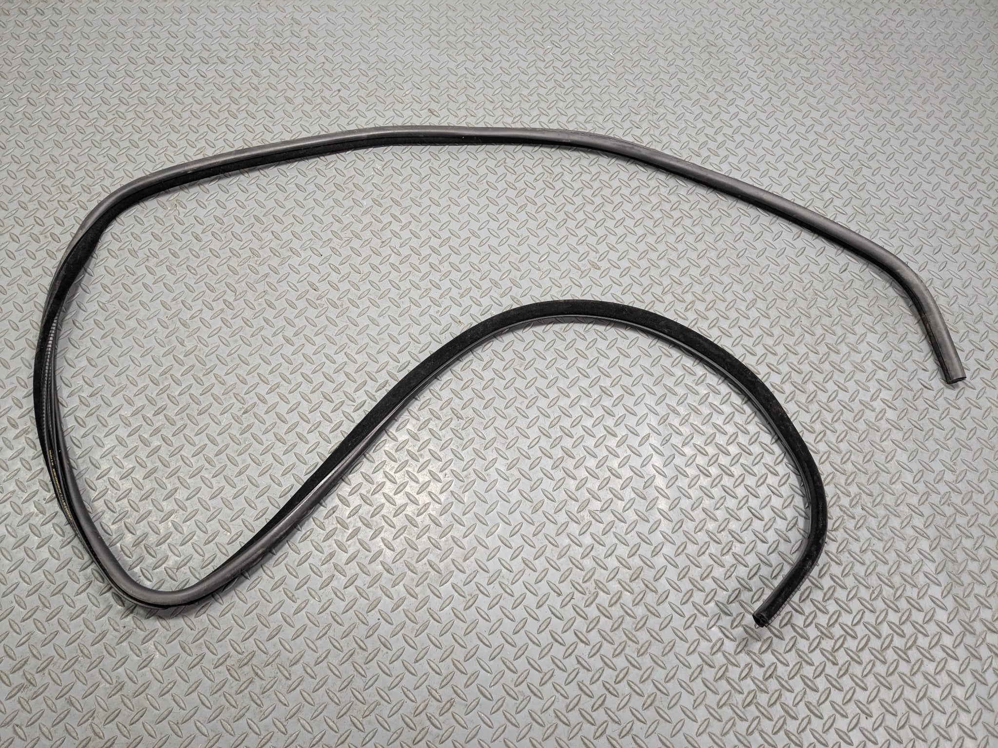 10 - 12 LAND ROVER RANGE ROVER OEM DOOR SEAL WEATHER STRIPPING REAR LEFT SIDE