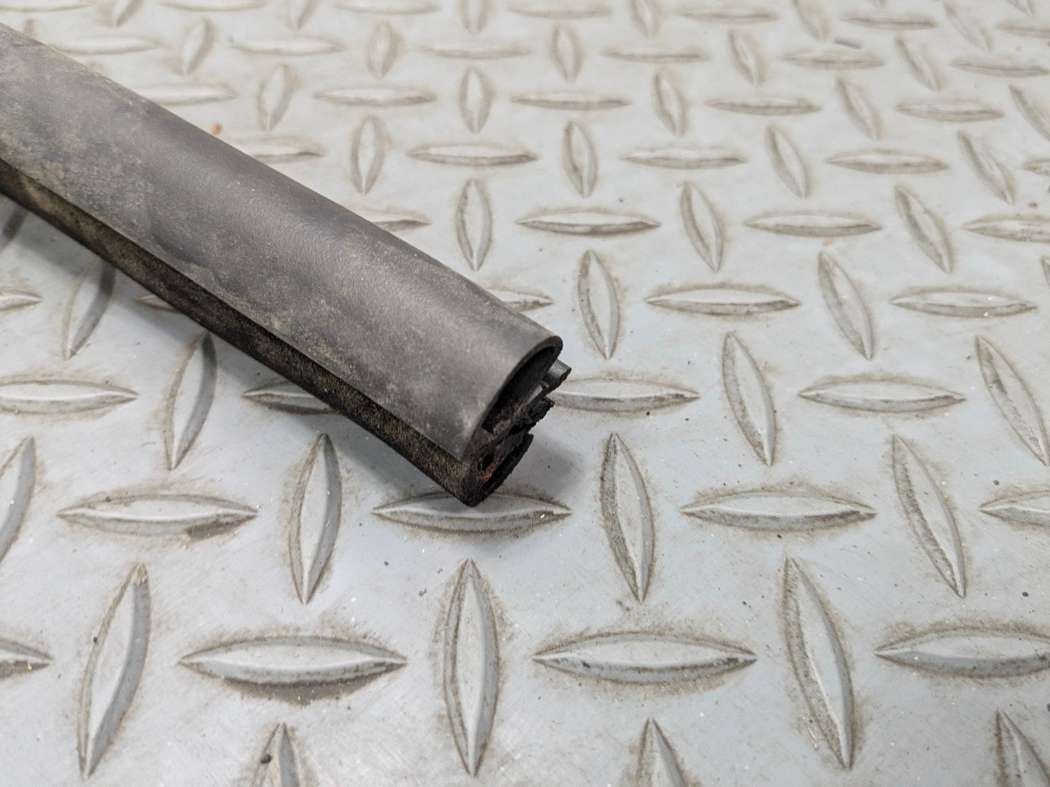 10 - 12 LAND ROVER RANGE ROVER OEM DOOR SEAL WEATHER STRIPPING REAR LEFT SIDE