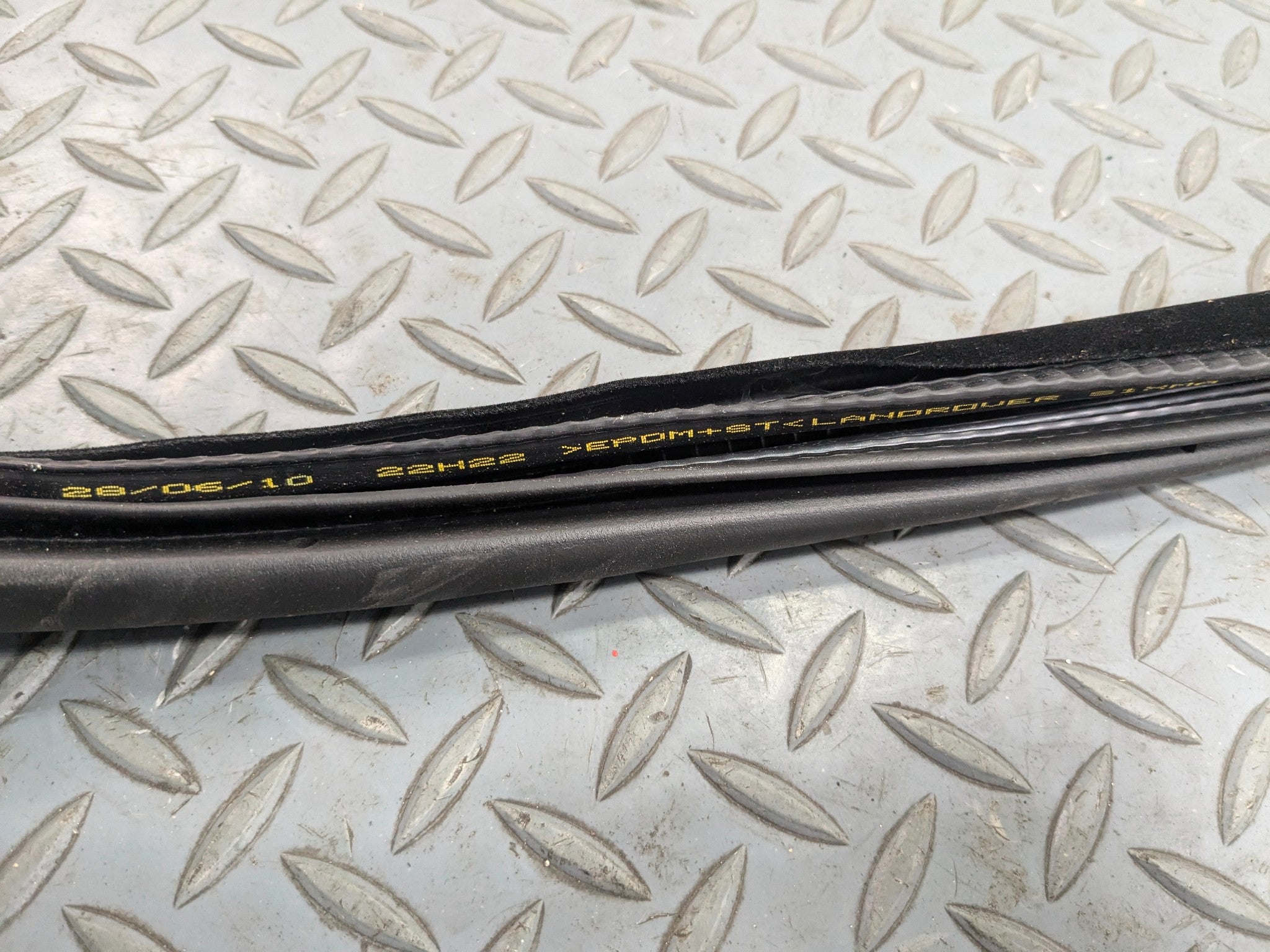10 - 12 LAND ROVER RANGE ROVER OEM DOOR SEAL WEATHER STRIPPING REAR LEFT SIDE