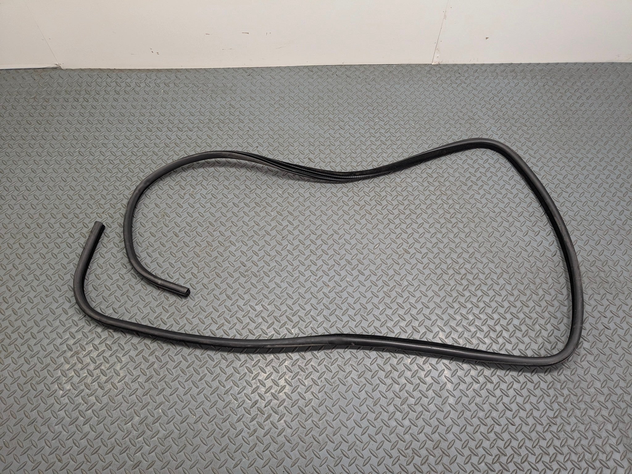 10 - 12 LAND ROVER RANGE ROVER OEM DOOR SEAL WEATHER STRIPPING REAR RIGHT SIDE