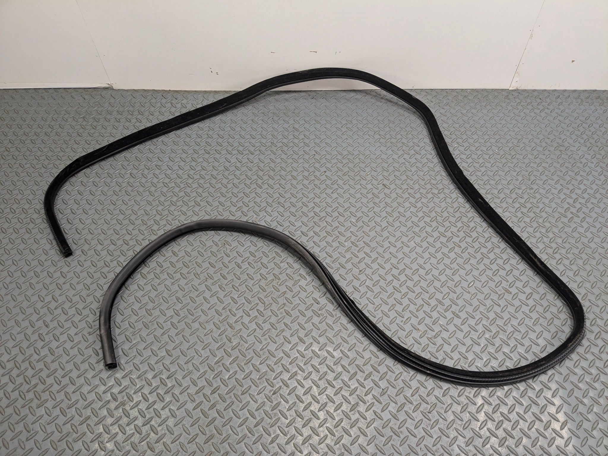 10 - 12 LAND ROVER RANGE ROVER OEM DOOR SEAL WEATHER STRIPPING REAR RIGHT SIDE