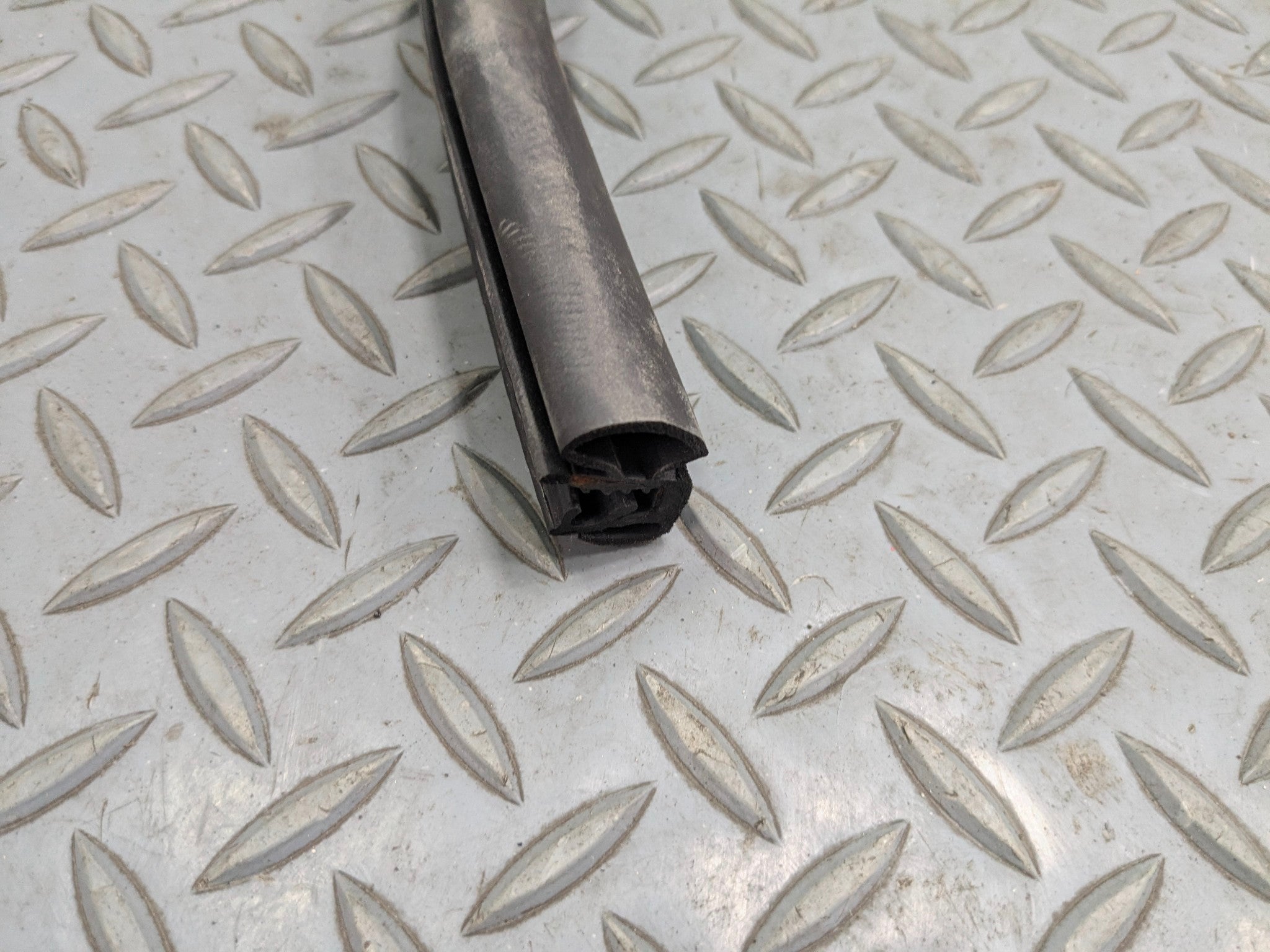 10 - 12 LAND ROVER RANGE ROVER OEM DOOR SEAL WEATHER STRIPPING REAR RIGHT SIDE