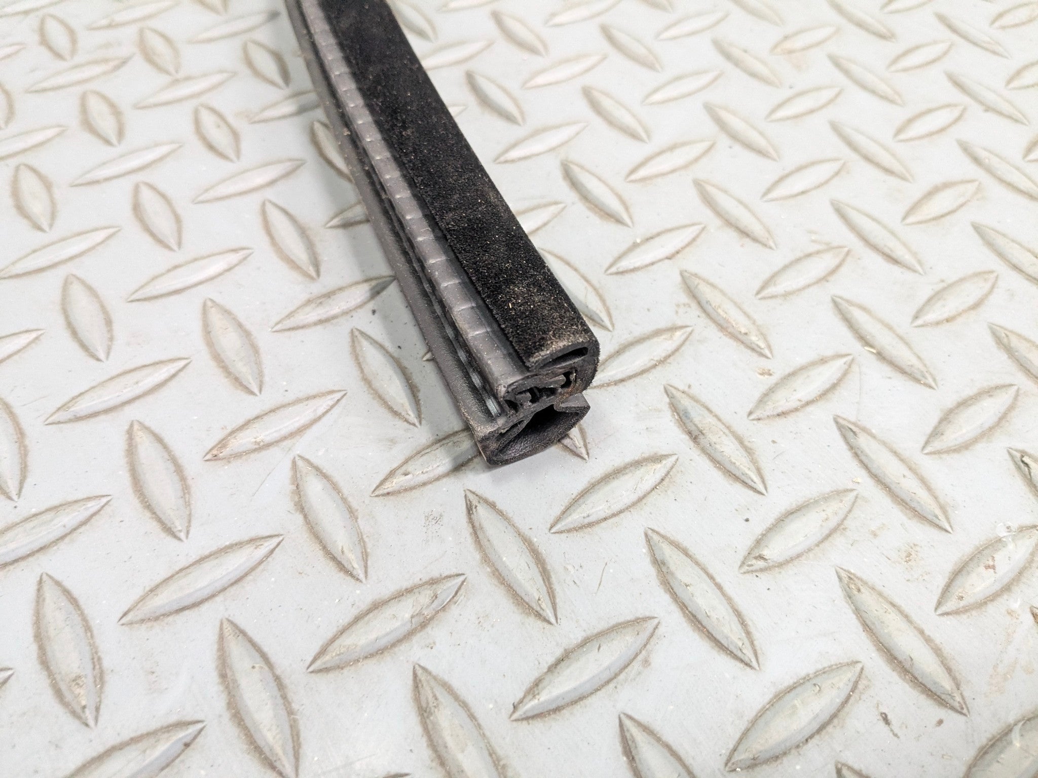 10 - 12 LAND ROVER RANGE ROVER OEM DOOR SEAL WEATHER STRIPPING REAR RIGHT SIDE