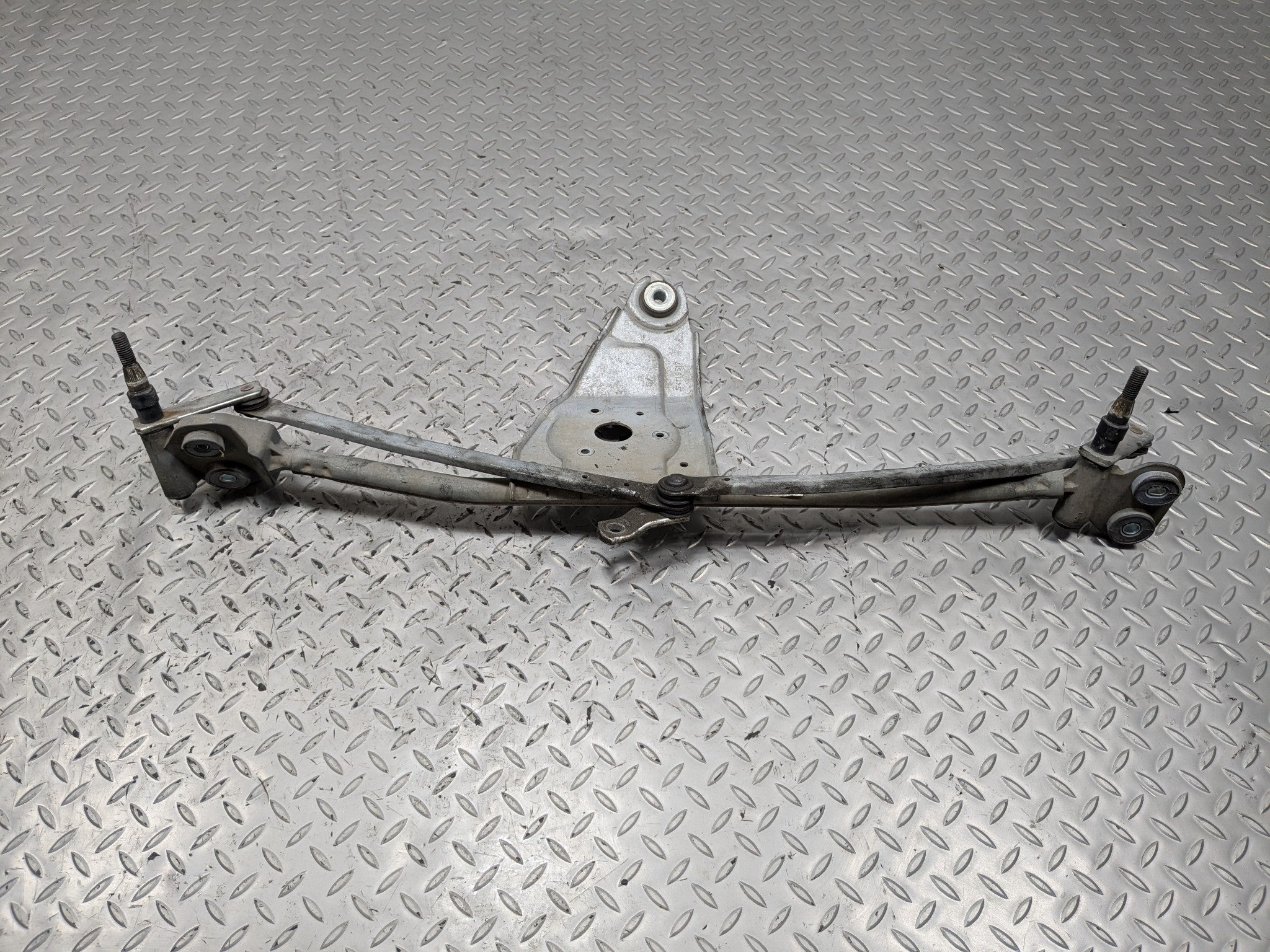 2010 - 2012 LAND ROVER RANGE ROVER OEM WINDSHIELD WIPER TRANSMISSION LINKAGE