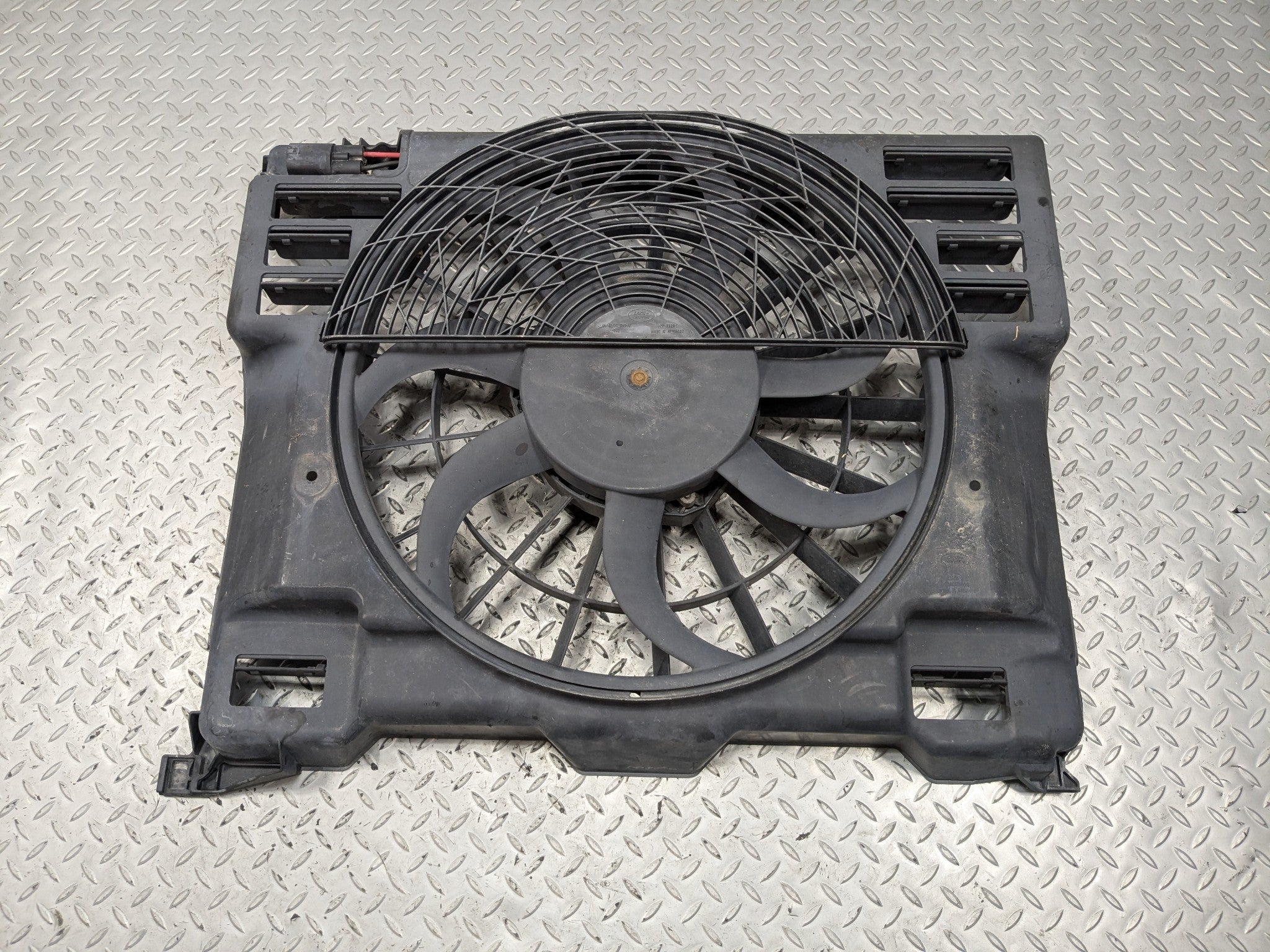 10 - 12 LAND ROVER RANGE ROVER OEM ENGINE ELECTRIC COOLING FAN MOTOR WITH SHROUD