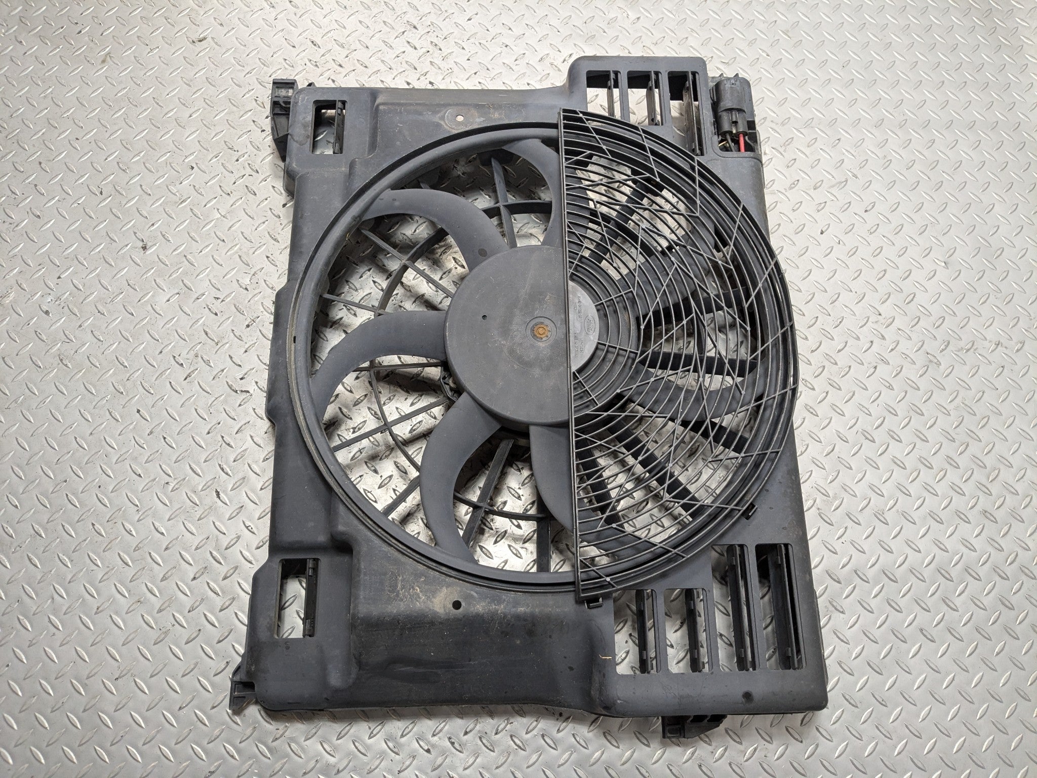 10 - 12 LAND ROVER RANGE ROVER OEM ENGINE ELECTRIC COOLING FAN MOTOR WITH SHROUD