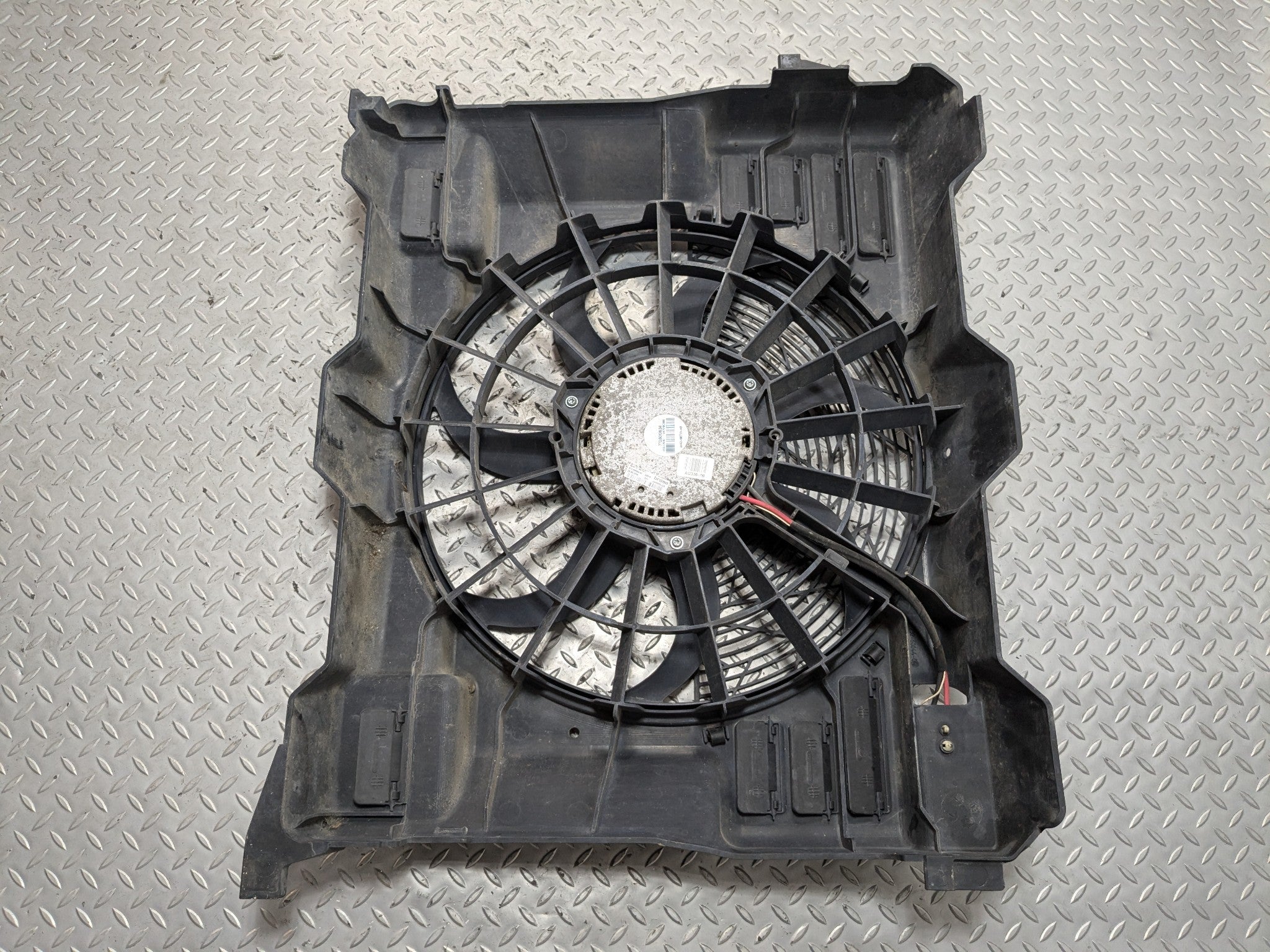 10 - 12 LAND ROVER RANGE ROVER OEM ENGINE ELECTRIC COOLING FAN MOTOR WITH SHROUD