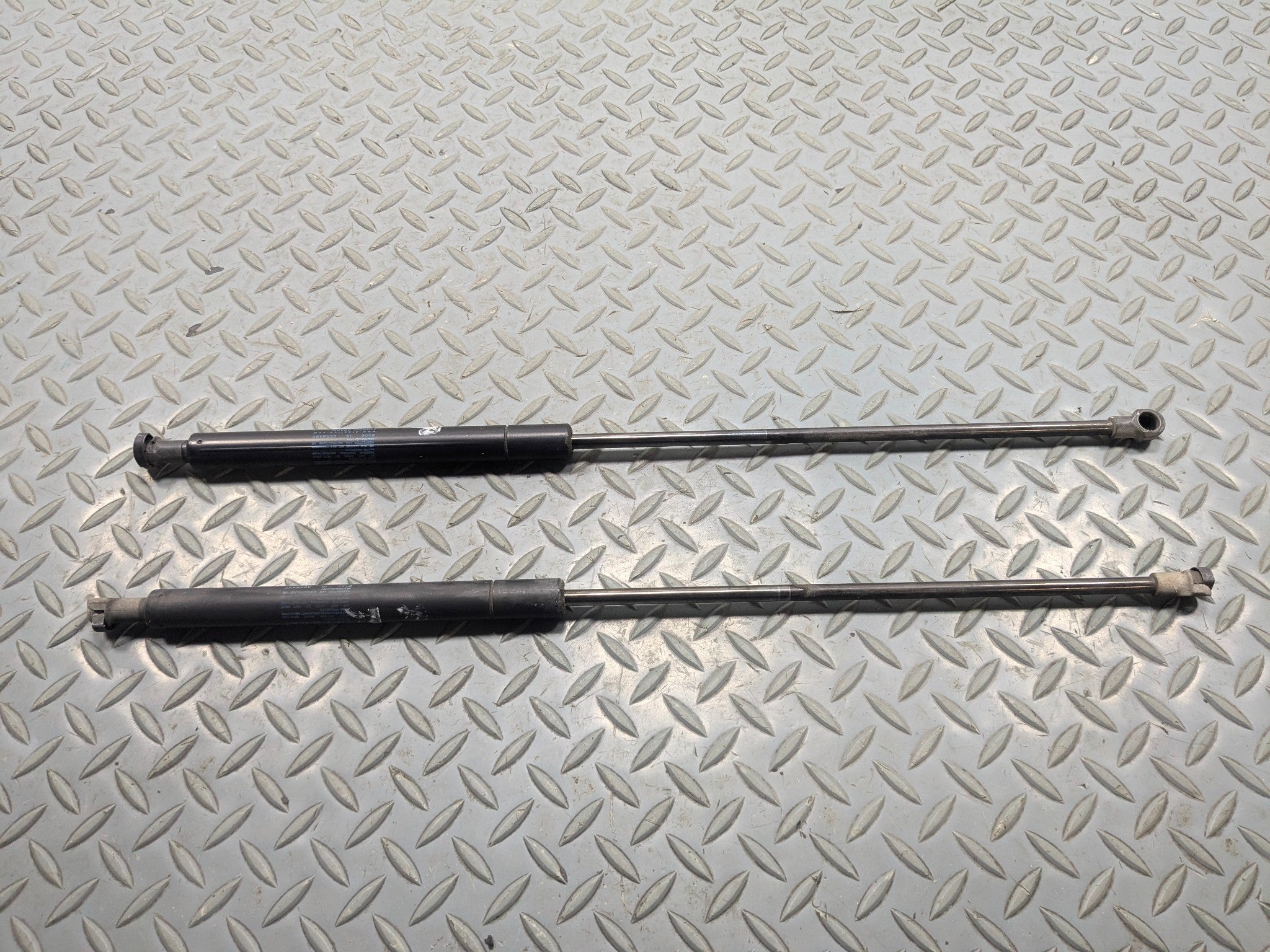 10 - 12 LAND ROVER RANGE ROVER OEM HATCH SUPPORT STRUTS SET REAR LEFT AND RIGHT