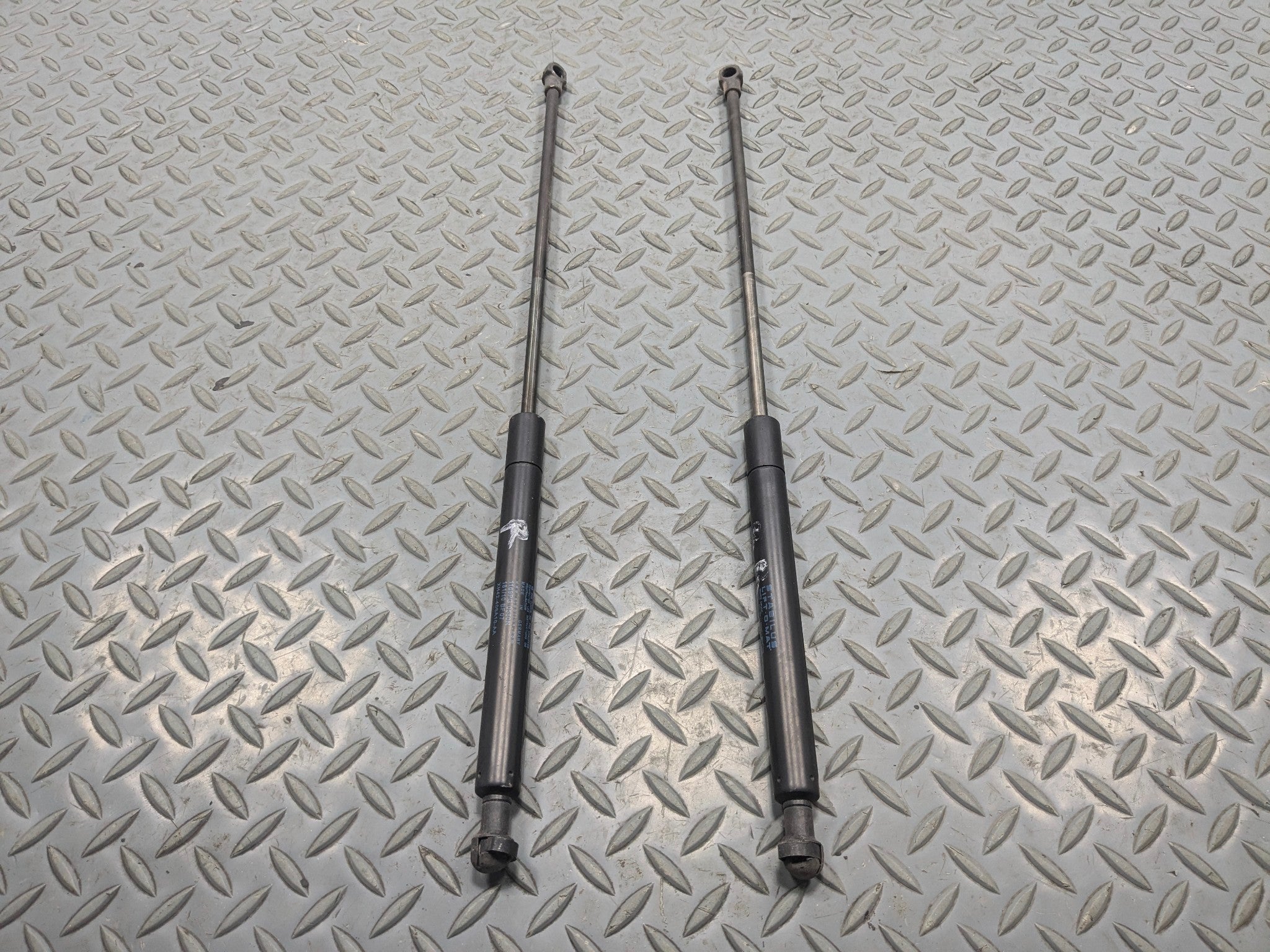 10 - 12 LAND ROVER RANGE ROVER OEM HATCH SUPPORT STRUTS SET REAR LEFT AND RIGHT