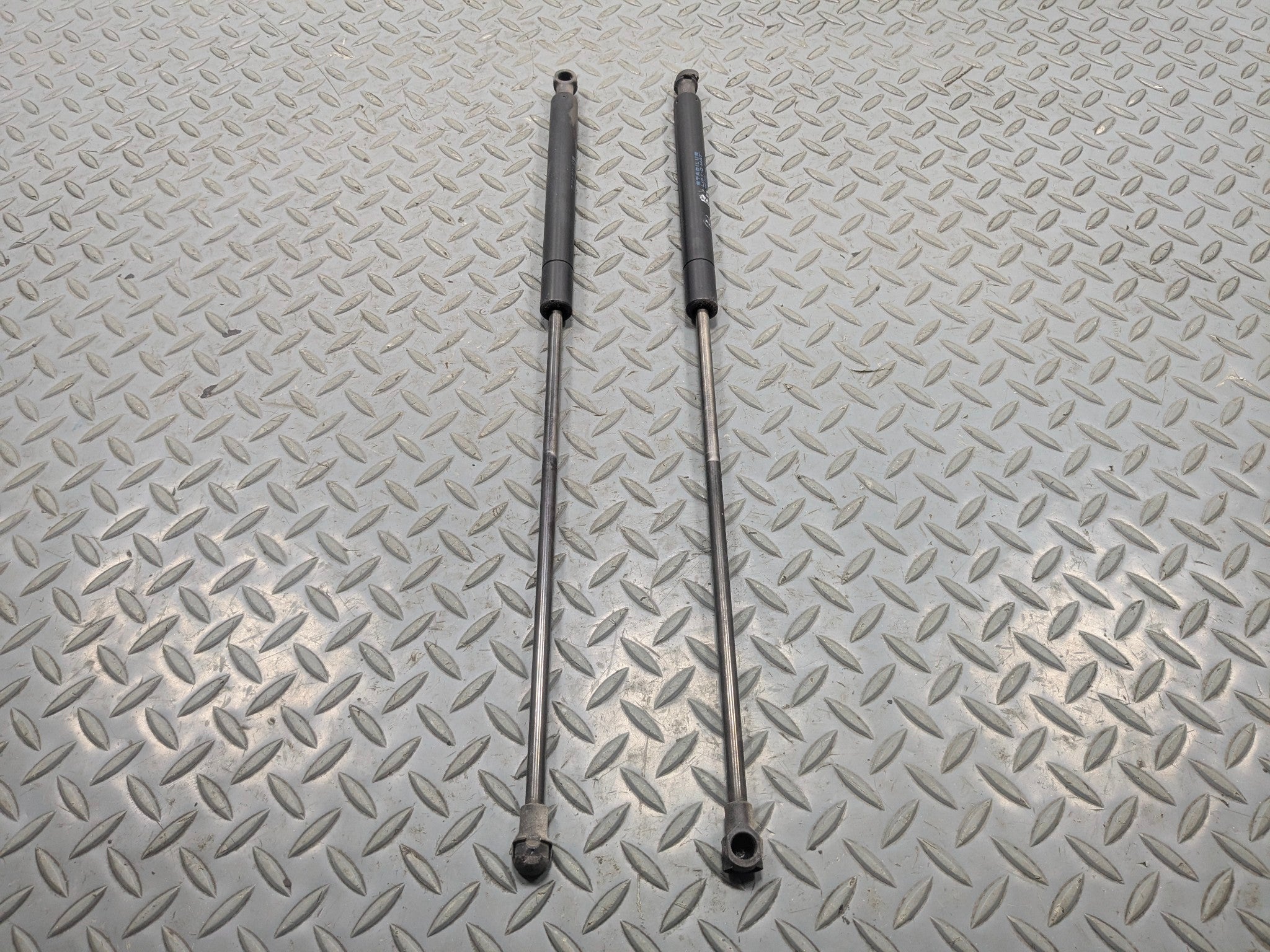 10 - 12 LAND ROVER RANGE ROVER OEM HATCH SUPPORT STRUTS SET REAR LEFT AND RIGHT