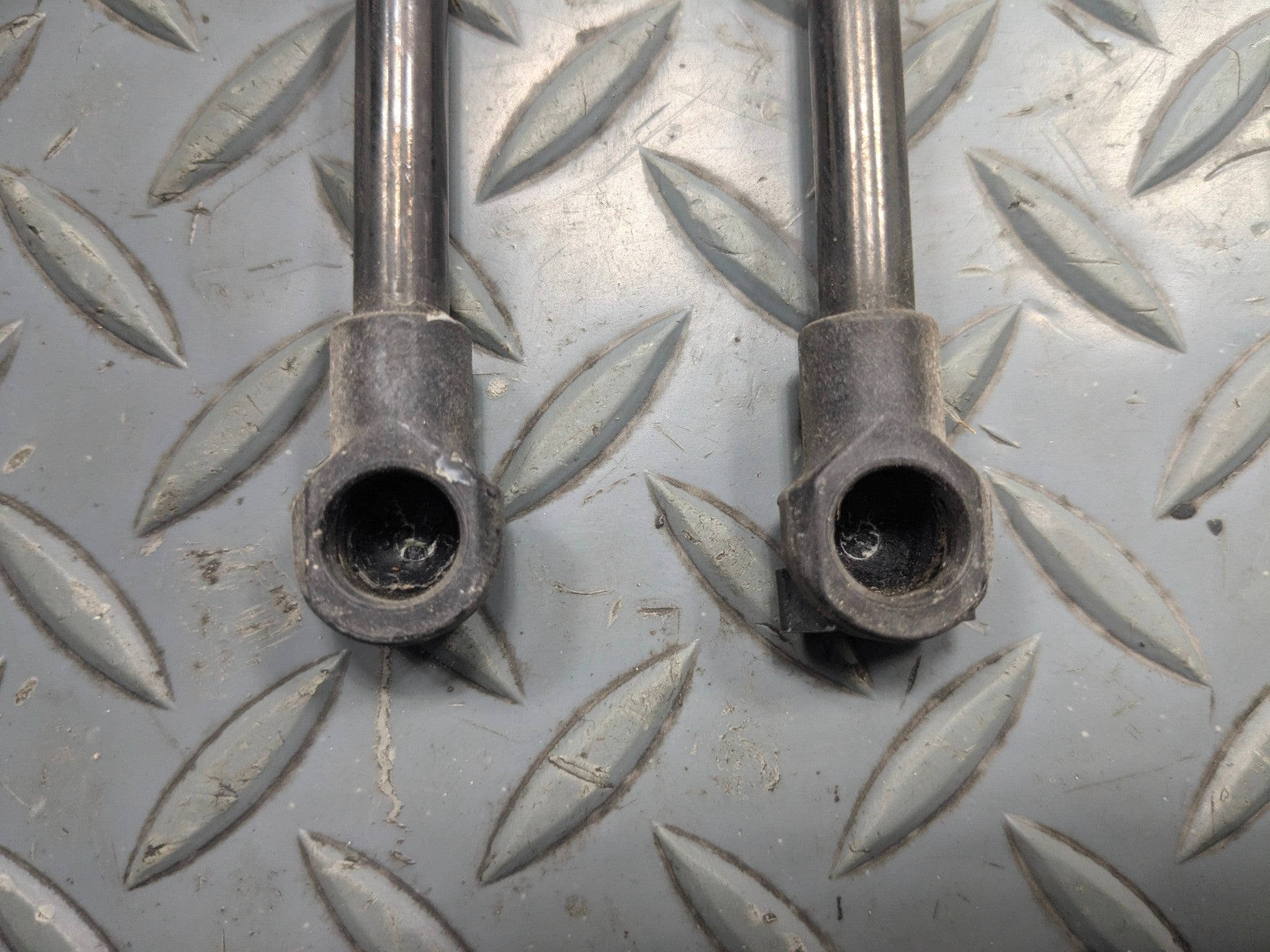 10 - 12 LAND ROVER RANGE ROVER OEM HATCH SUPPORT STRUTS SET REAR LEFT AND RIGHT