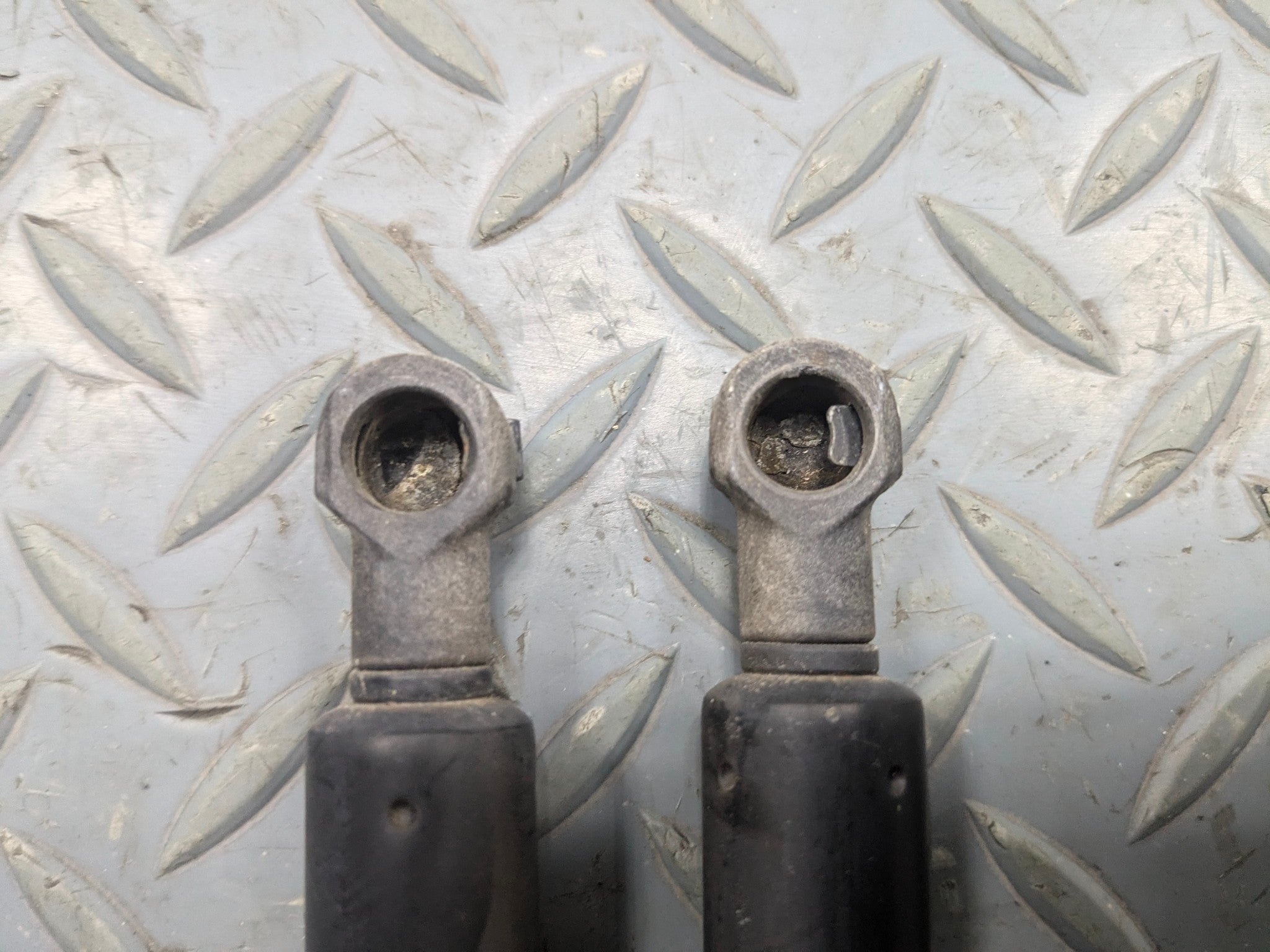 10 - 12 LAND ROVER RANGE ROVER OEM HATCH SUPPORT STRUTS SET REAR LEFT AND RIGHT