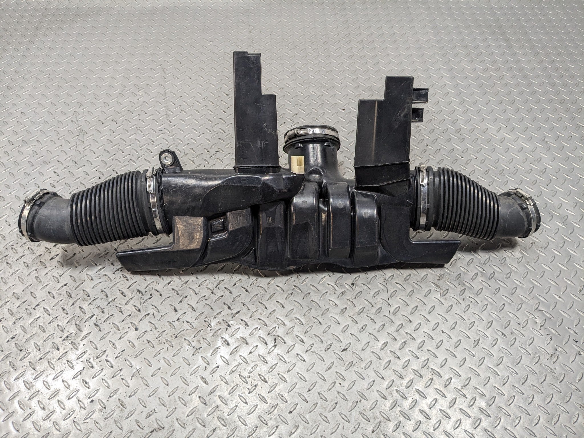 2010 - 2012 LAND ROVER RANGE ROVER OEM AIR INTAKE CLEANER HOSE TUBE RESONATOR