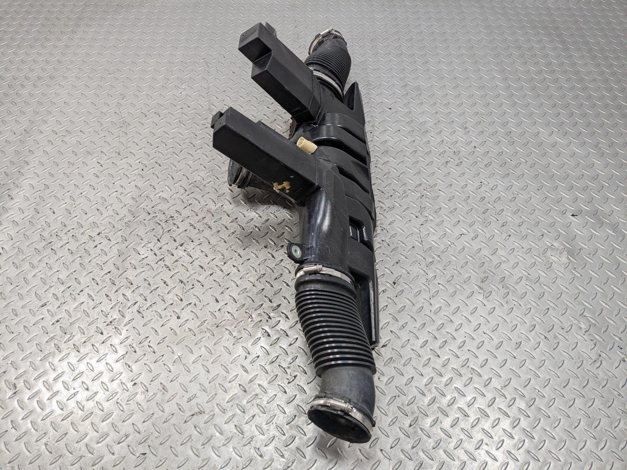 2010 - 2012 LAND ROVER RANGE ROVER OEM AIR INTAKE CLEANER HOSE TUBE RESONATOR