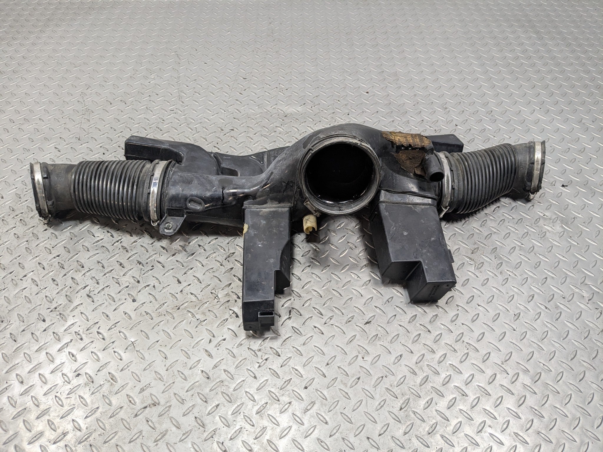 2010 - 2012 LAND ROVER RANGE ROVER OEM AIR INTAKE CLEANER HOSE TUBE RESONATOR