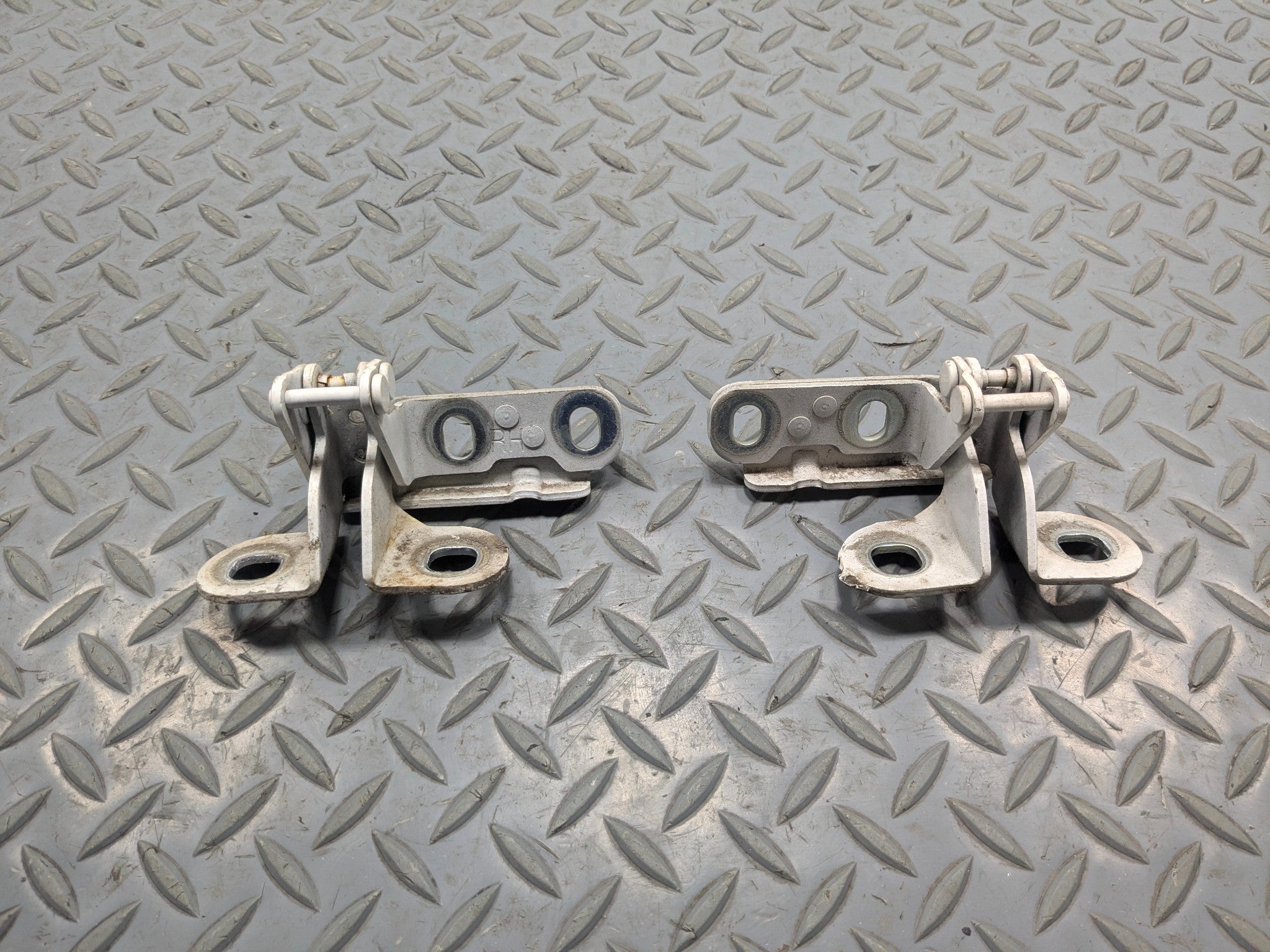 2010 - 2012 LAND ROVER RANGE ROVER OEM GATE HINGES SET REAR LEFT AND RIGHT SIDE