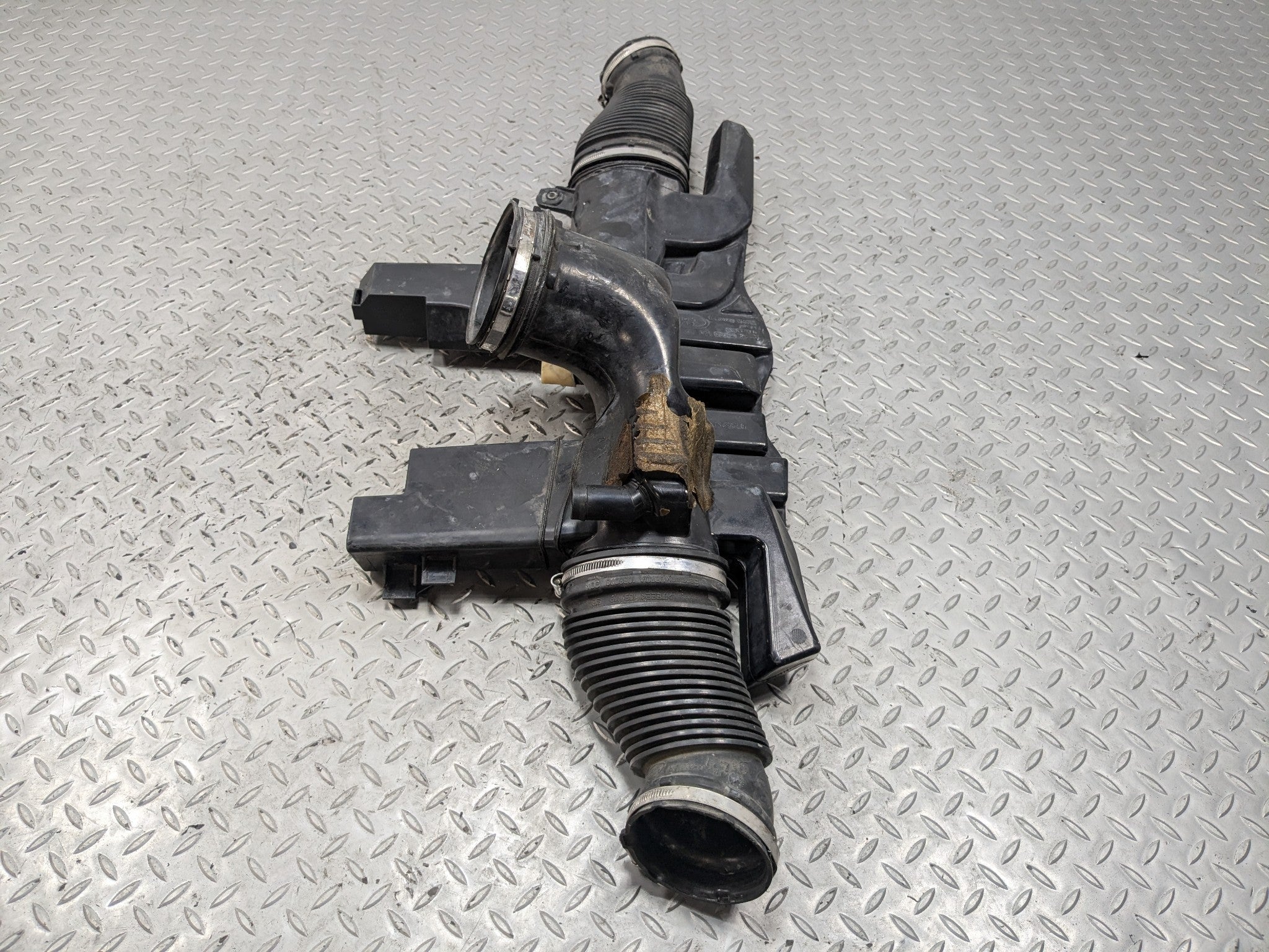 2010 - 2012 LAND ROVER RANGE ROVER OEM AIR INTAKE CLEANER HOSE TUBE RESONATOR