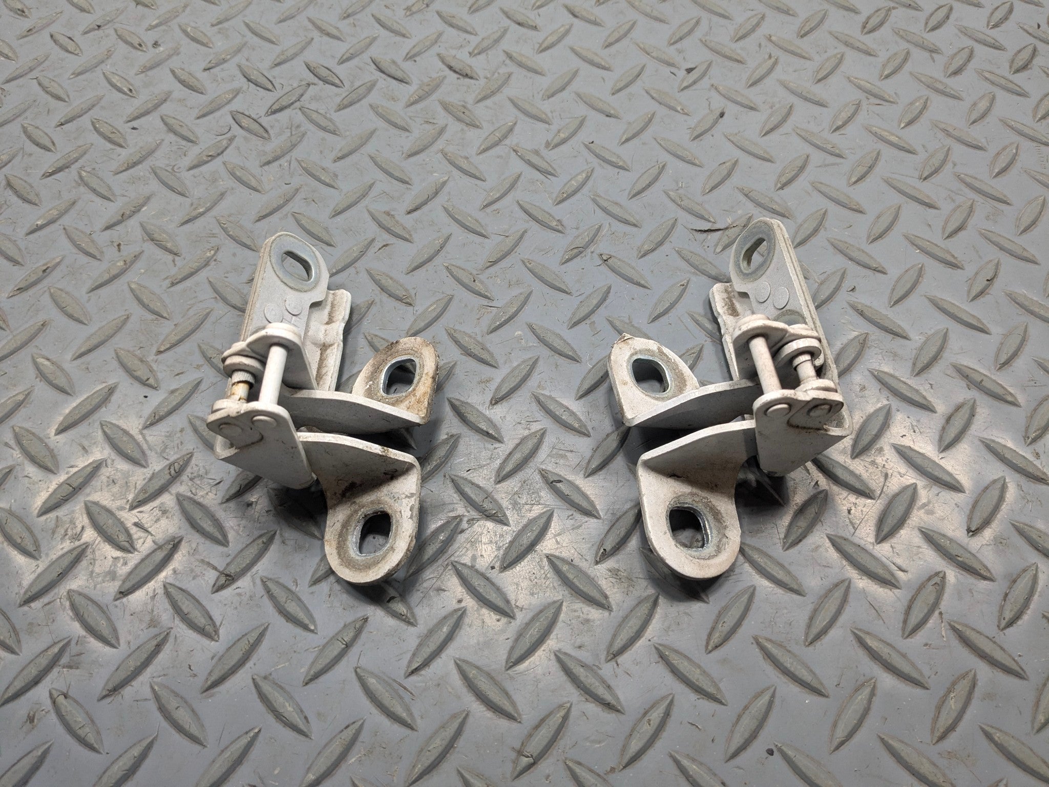 2010 - 2012 LAND ROVER RANGE ROVER OEM GATE HINGES SET REAR LEFT AND RIGHT SIDE