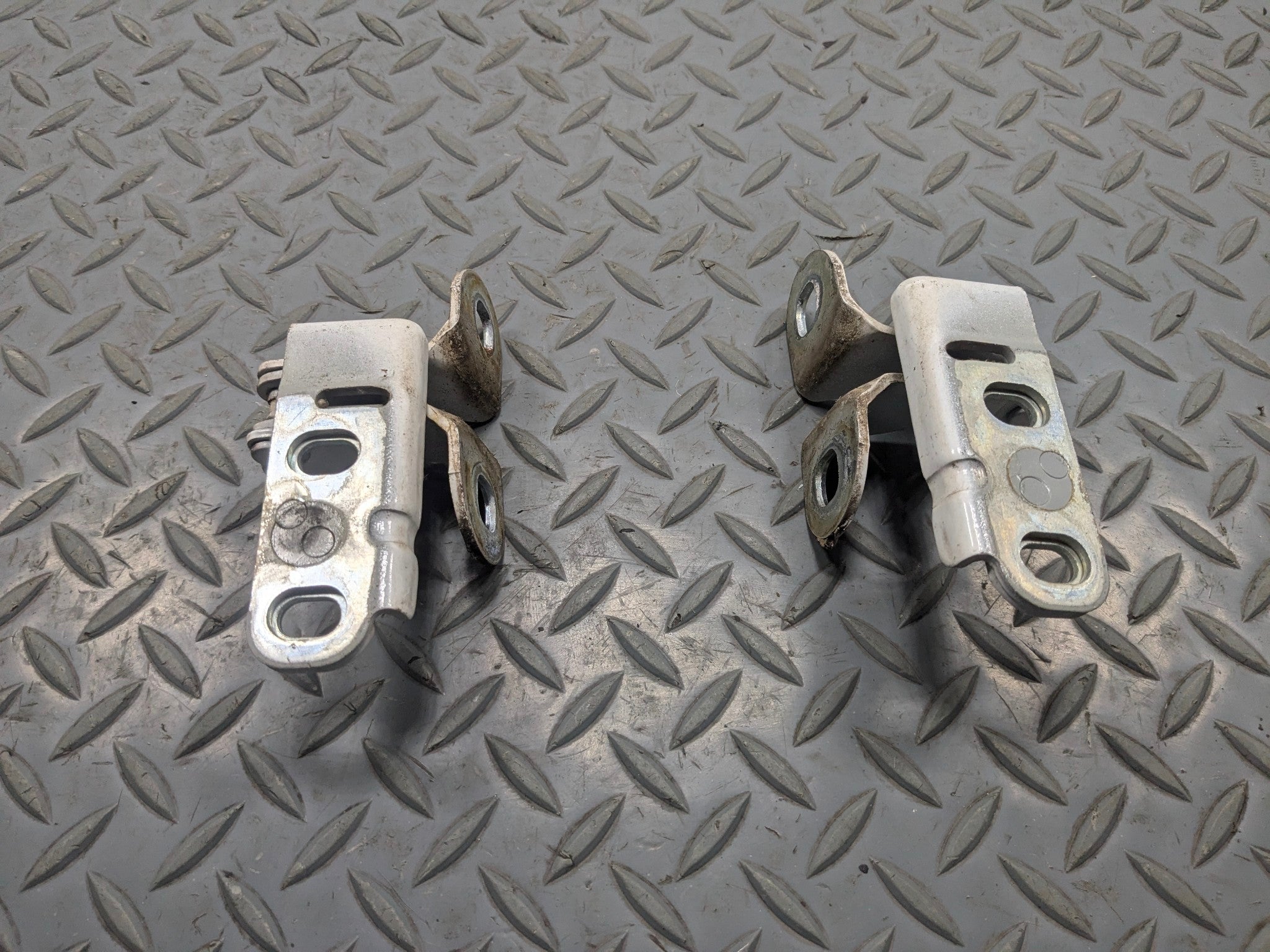 2010 - 2012 LAND ROVER RANGE ROVER OEM GATE HINGES SET REAR LEFT AND RIGHT SIDE