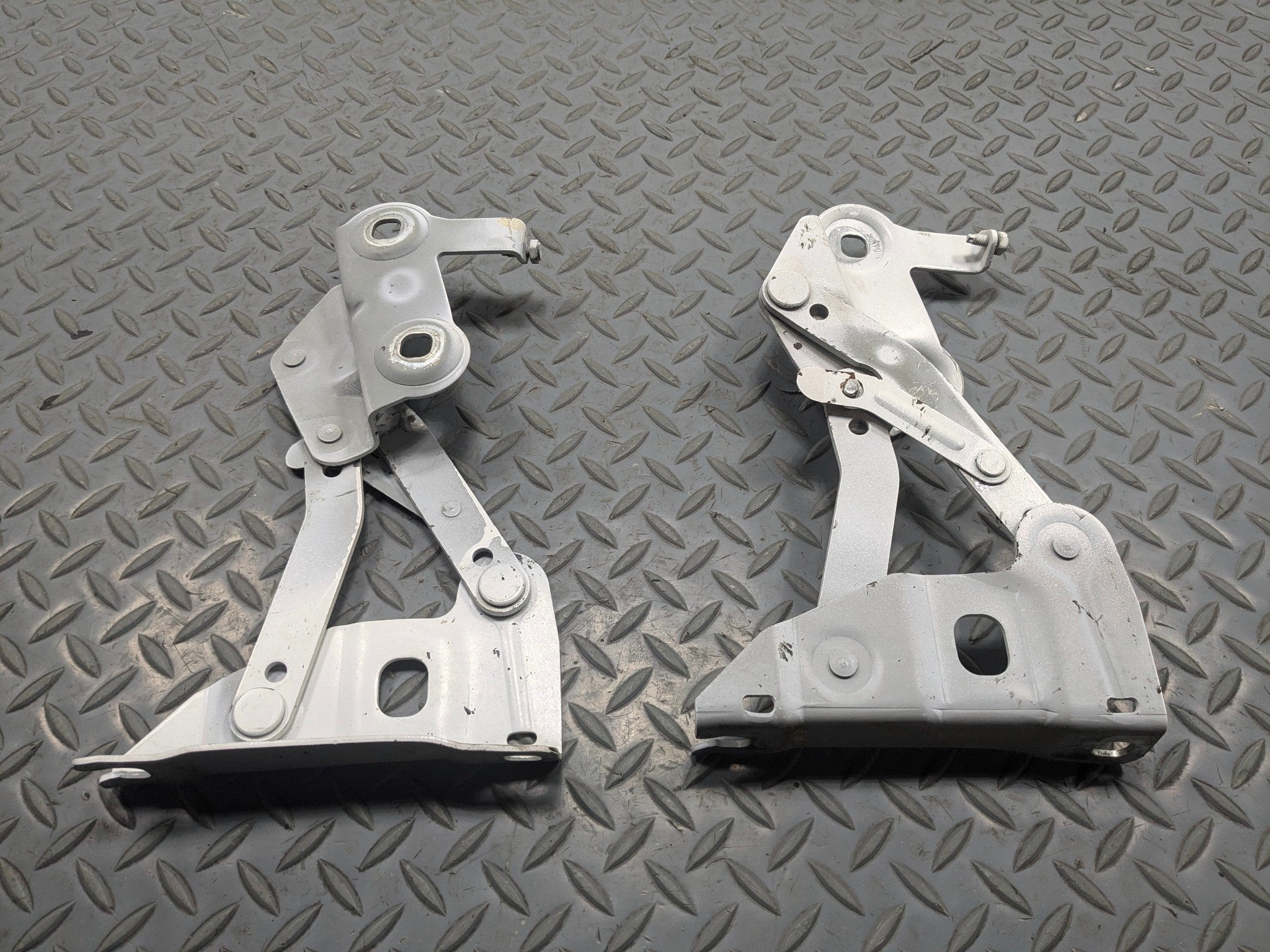 2010 - 2012 LAND ROVER RANGE ROVER OEM HOOD HINGE SET FRONT LEFT AND RIGHT SIDE