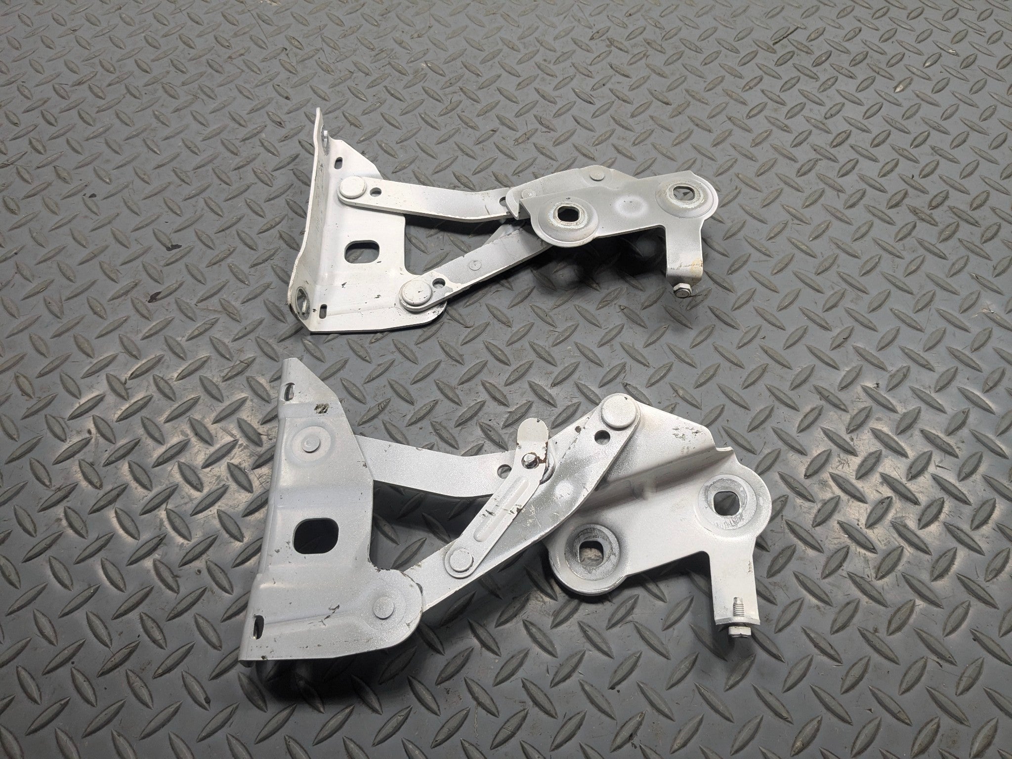 2010 - 2012 LAND ROVER RANGE ROVER OEM HOOD HINGE SET FRONT LEFT AND RIGHT SIDE