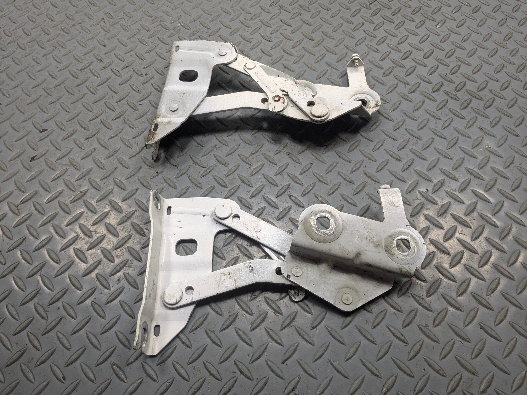 2010 - 2012 LAND ROVER RANGE ROVER OEM HOOD HINGE SET FRONT LEFT AND RIGHT SIDE