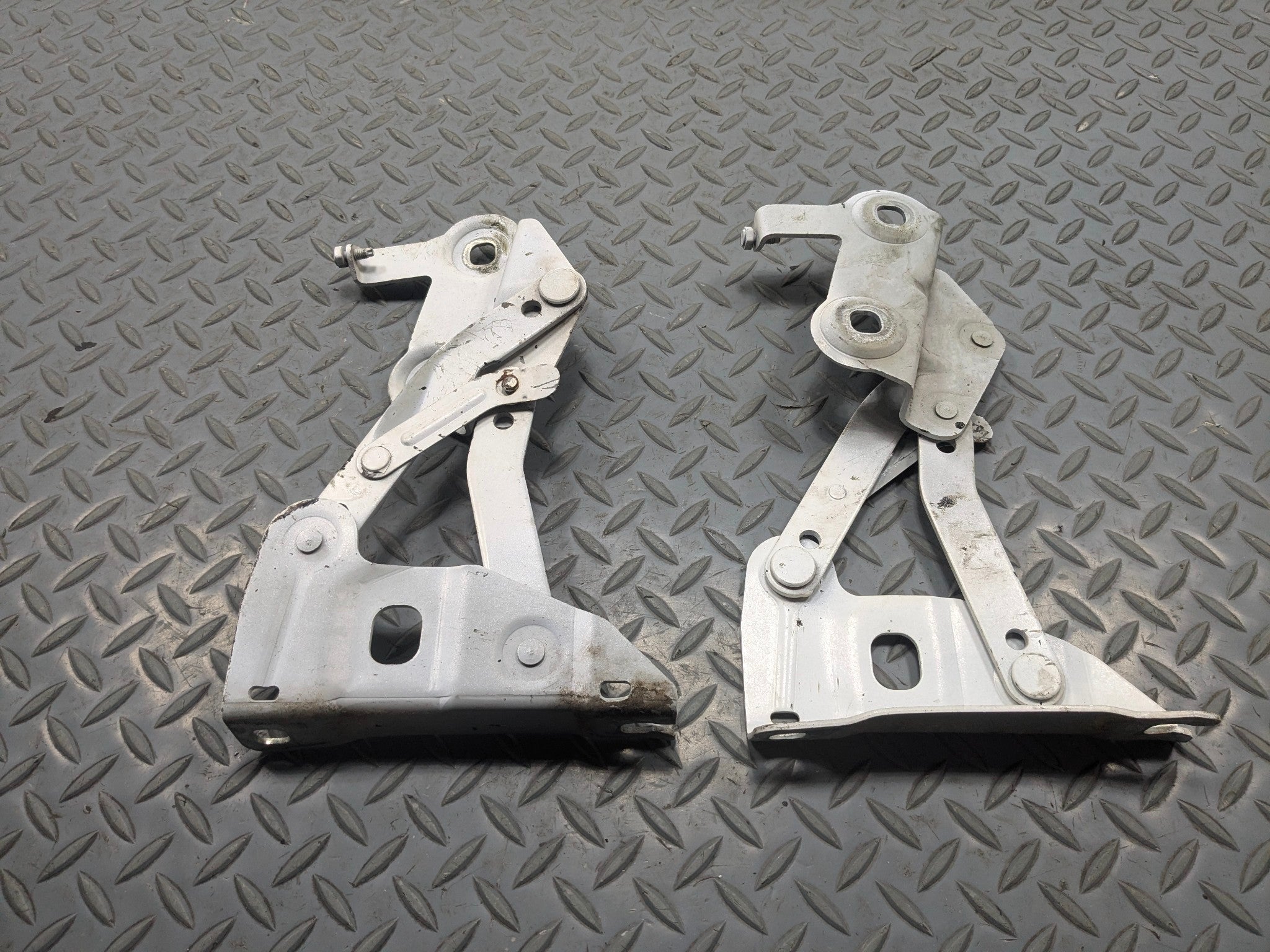 2010 - 2012 LAND ROVER RANGE ROVER OEM HOOD HINGE SET FRONT LEFT AND RIGHT SIDE