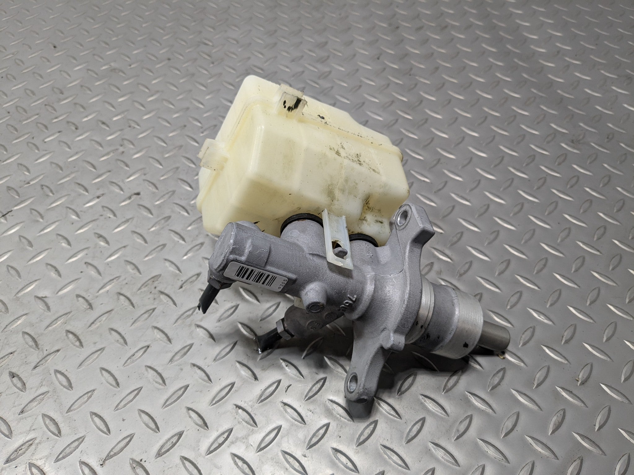 2010 - 2012 LAND ROVER RANGE ROVER OEM BRAKE MASTER CYLINDER ASSEMBLY