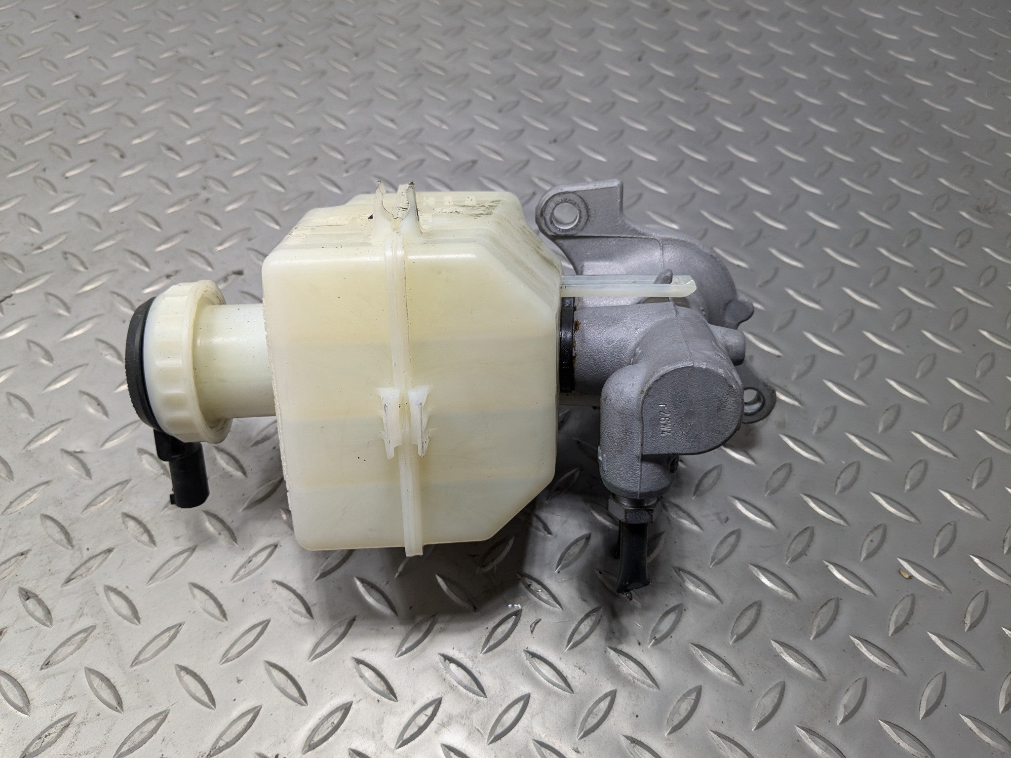 2010 - 2012 LAND ROVER RANGE ROVER OEM BRAKE MASTER CYLINDER ASSEMBLY