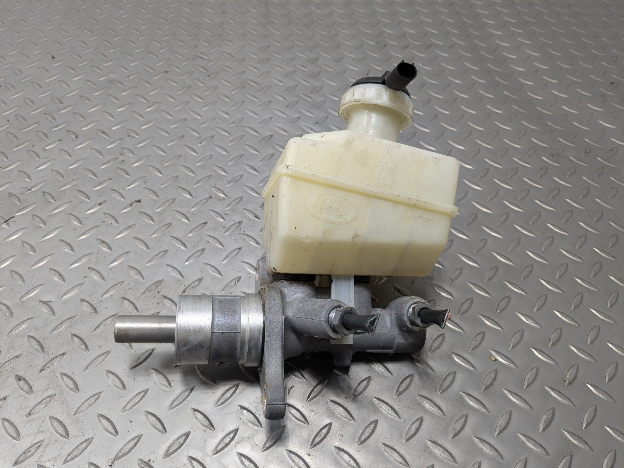 2010 - 2012 LAND ROVER RANGE ROVER OEM BRAKE MASTER CYLINDER ASSEMBLY