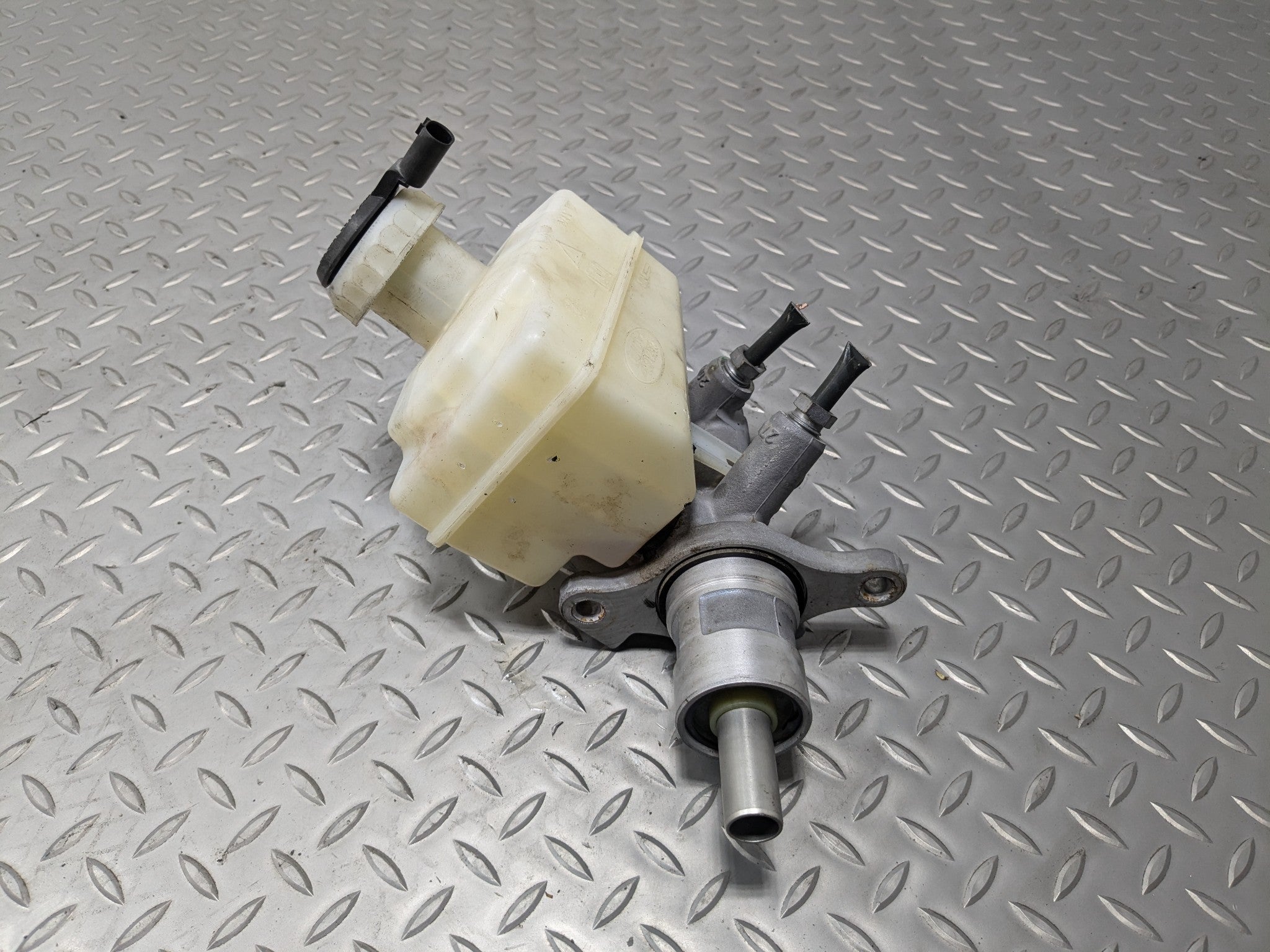 2010 - 2012 LAND ROVER RANGE ROVER OEM BRAKE MASTER CYLINDER ASSEMBLY
