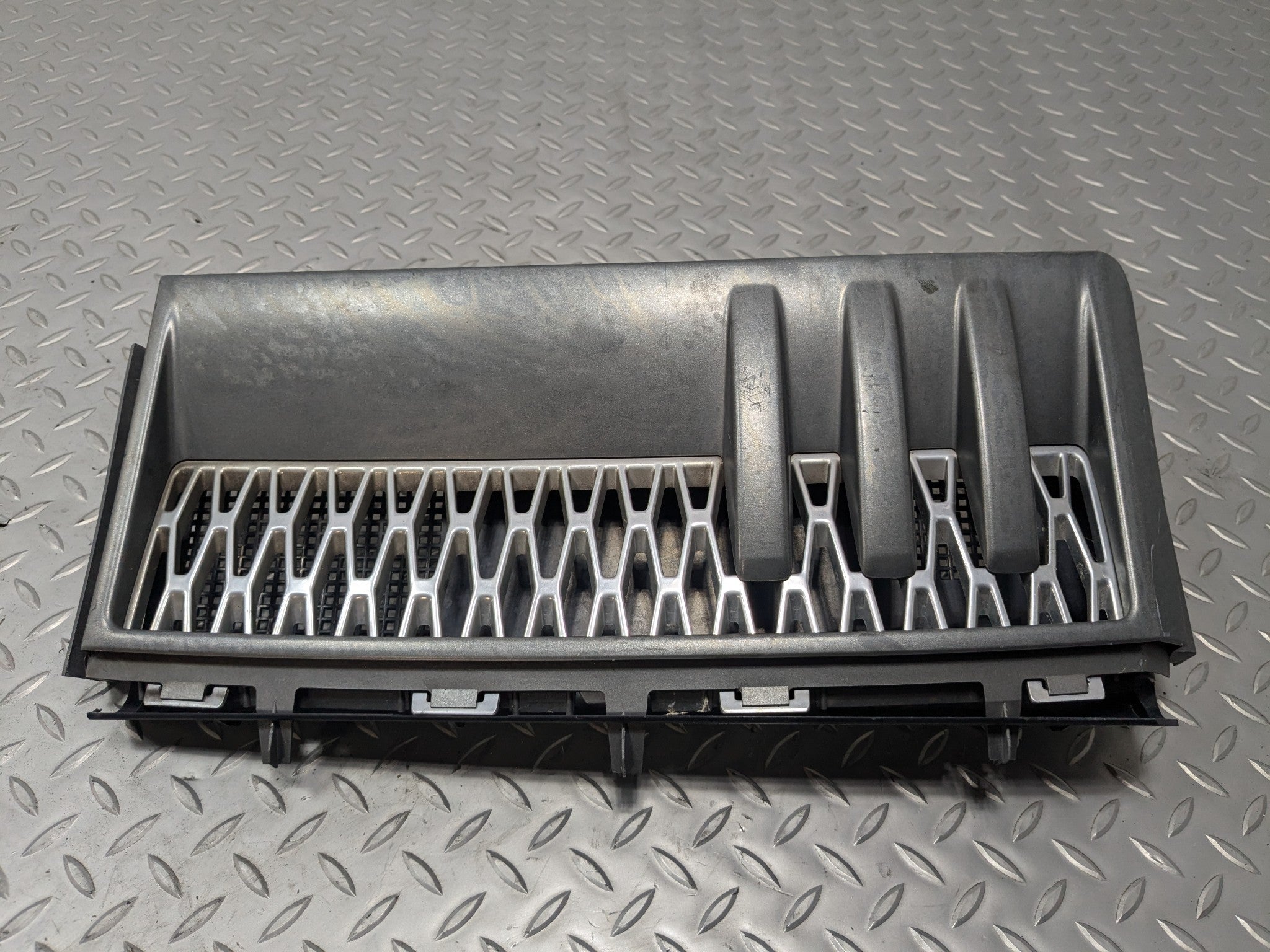 2010 - 2012 LAND ROVER RANGE ROVER OEM FENDER GRILL VENT FRONT RIGHT SIDE BLACK