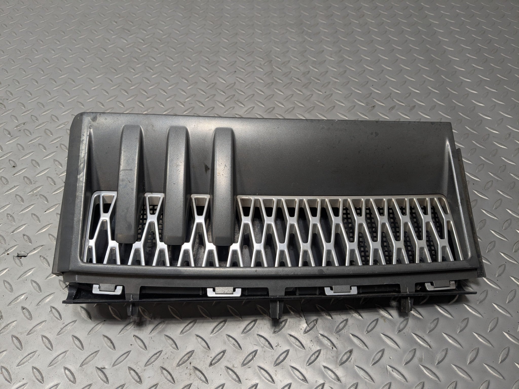 2010 - 2012 LAND ROVER RANGE ROVER OEM FENDER GRILL VENT FRONT LEFT SIDE BLACK