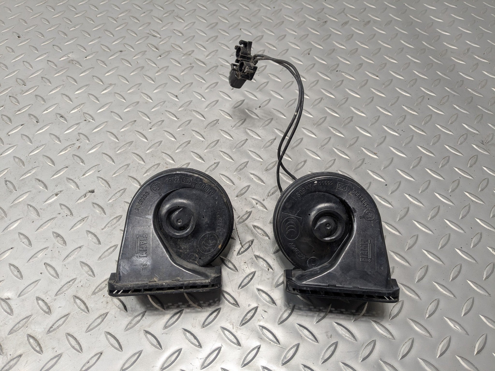 2010 - 2012 LAND ROVER RANGE ROVER OEM HIGH AND LOW NOTE TONE HORN SIGNAL SET