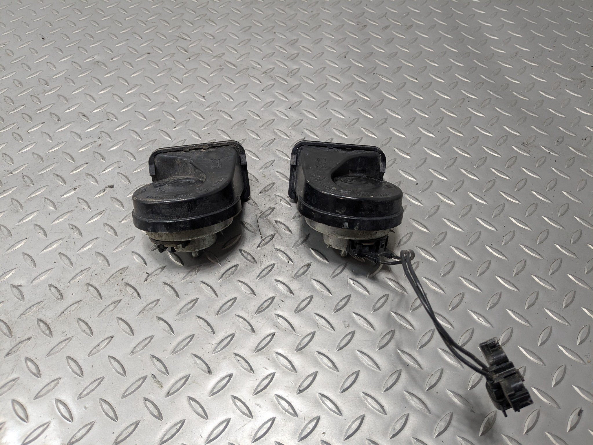 2010 - 2012 LAND ROVER RANGE ROVER OEM HIGH AND LOW NOTE TONE HORN SIGNAL SET