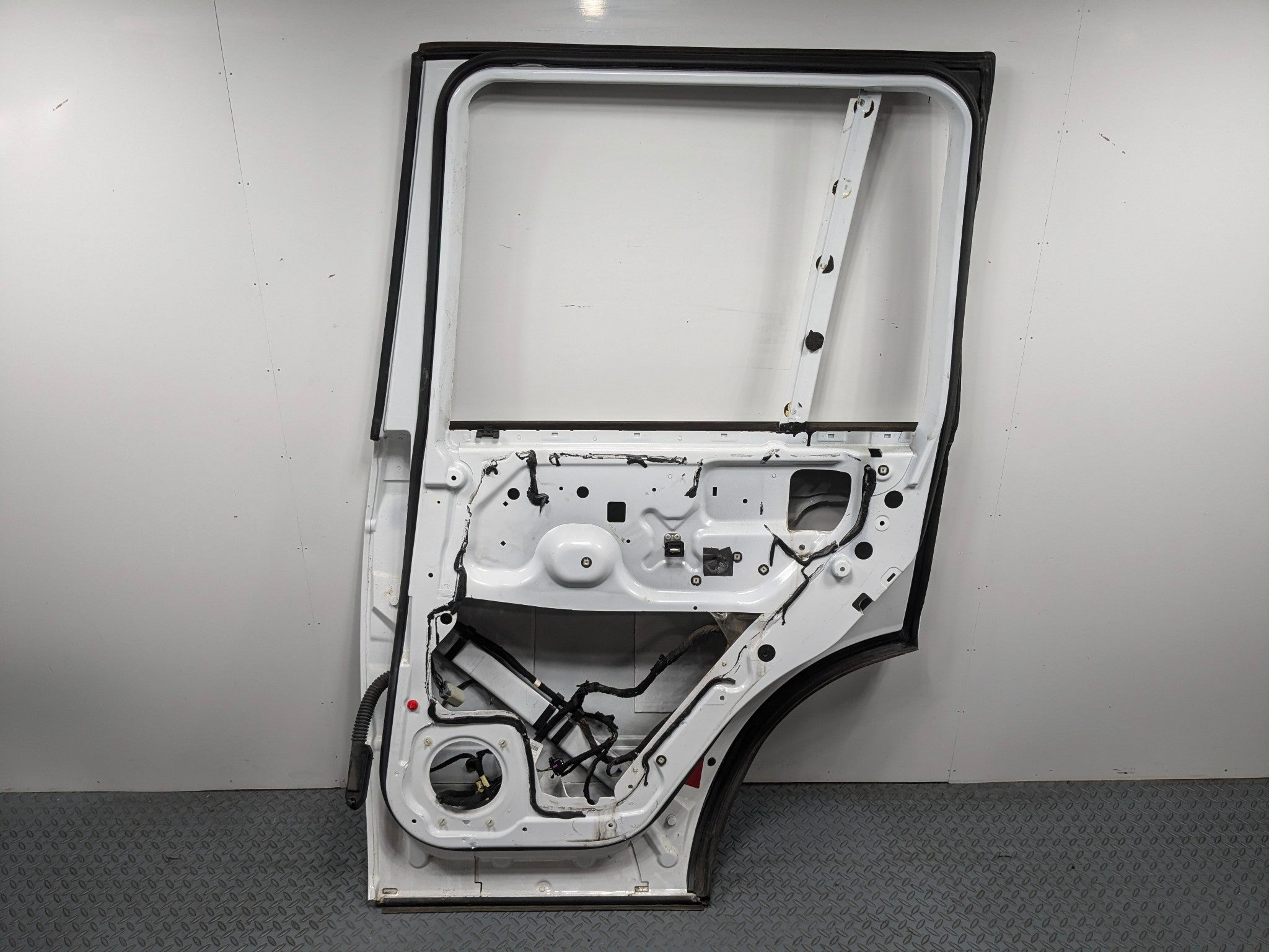2010 - 2012 LAND ROVER RANGE ROVER OEM DOOR SHELL PANEL WHITE REAR RIGHT SIDE