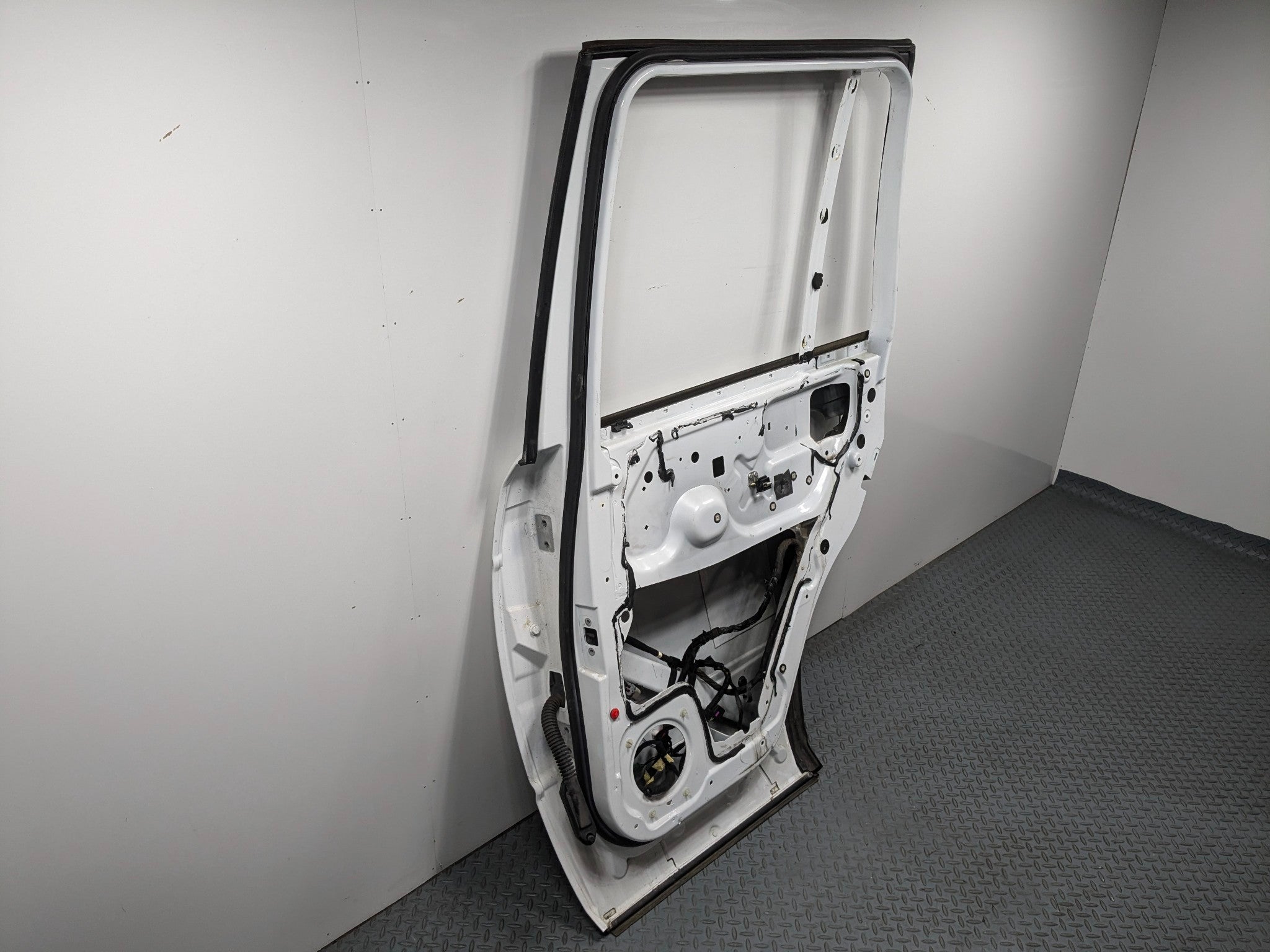 2010 - 2012 LAND ROVER RANGE ROVER OEM DOOR SHELL PANEL WHITE REAR RIGHT SIDE
