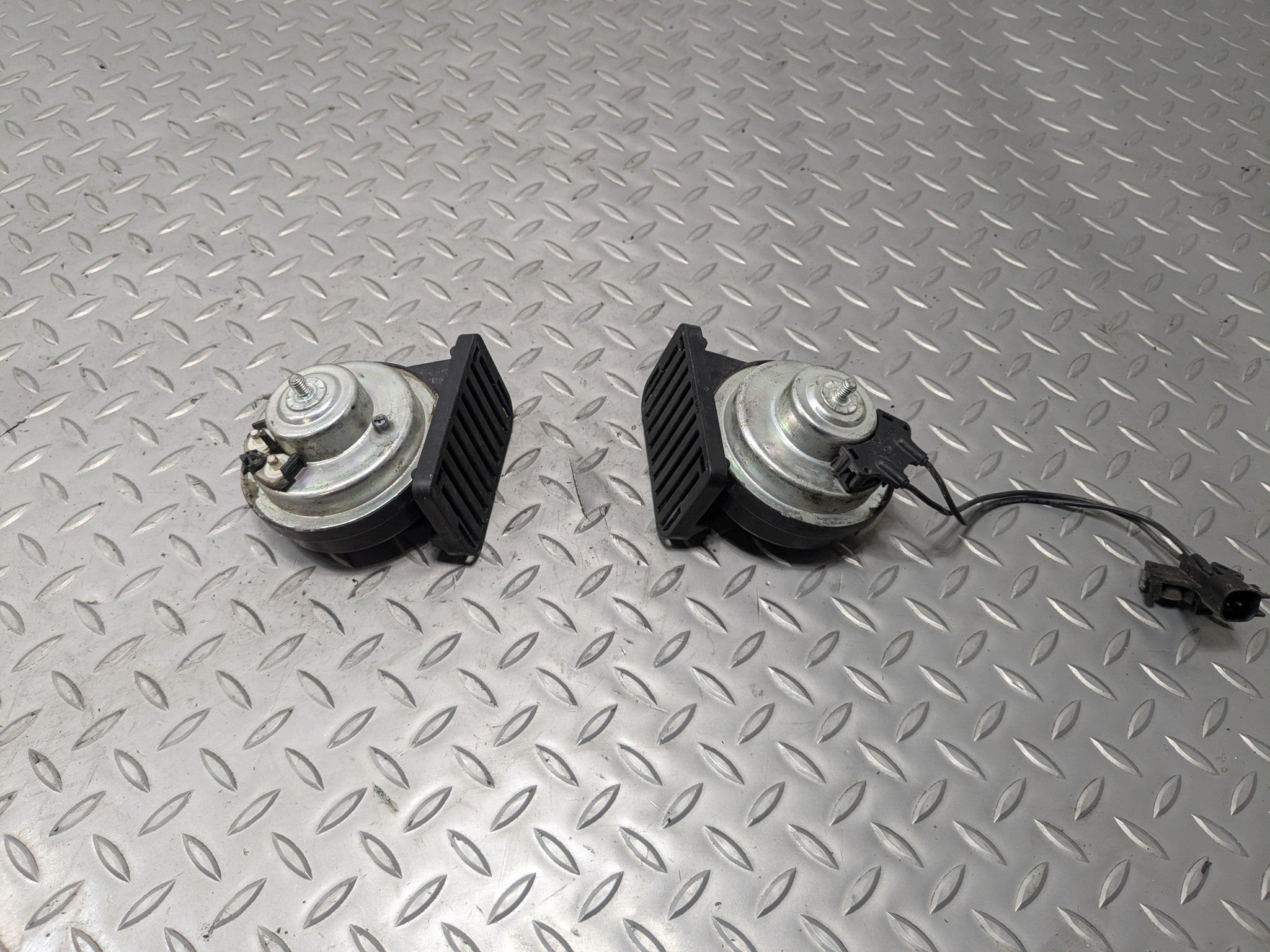 2010 - 2012 LAND ROVER RANGE ROVER OEM HIGH AND LOW NOTE TONE HORN SIGNAL SET