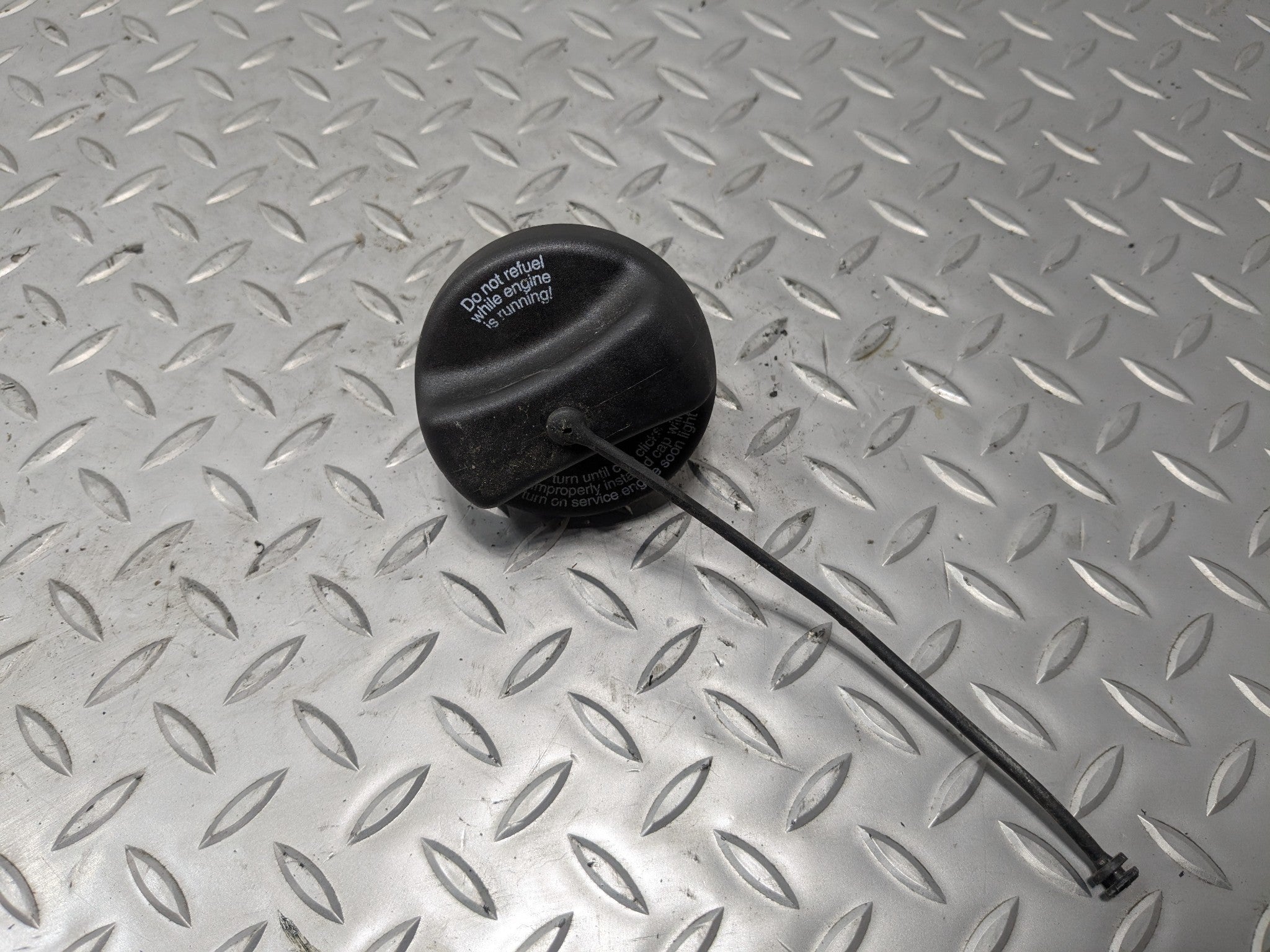 2010 - 2012 LAND ROVER RANGE ROVER OEM FUEL TANK GAS FILLER CAP WITH STRAP