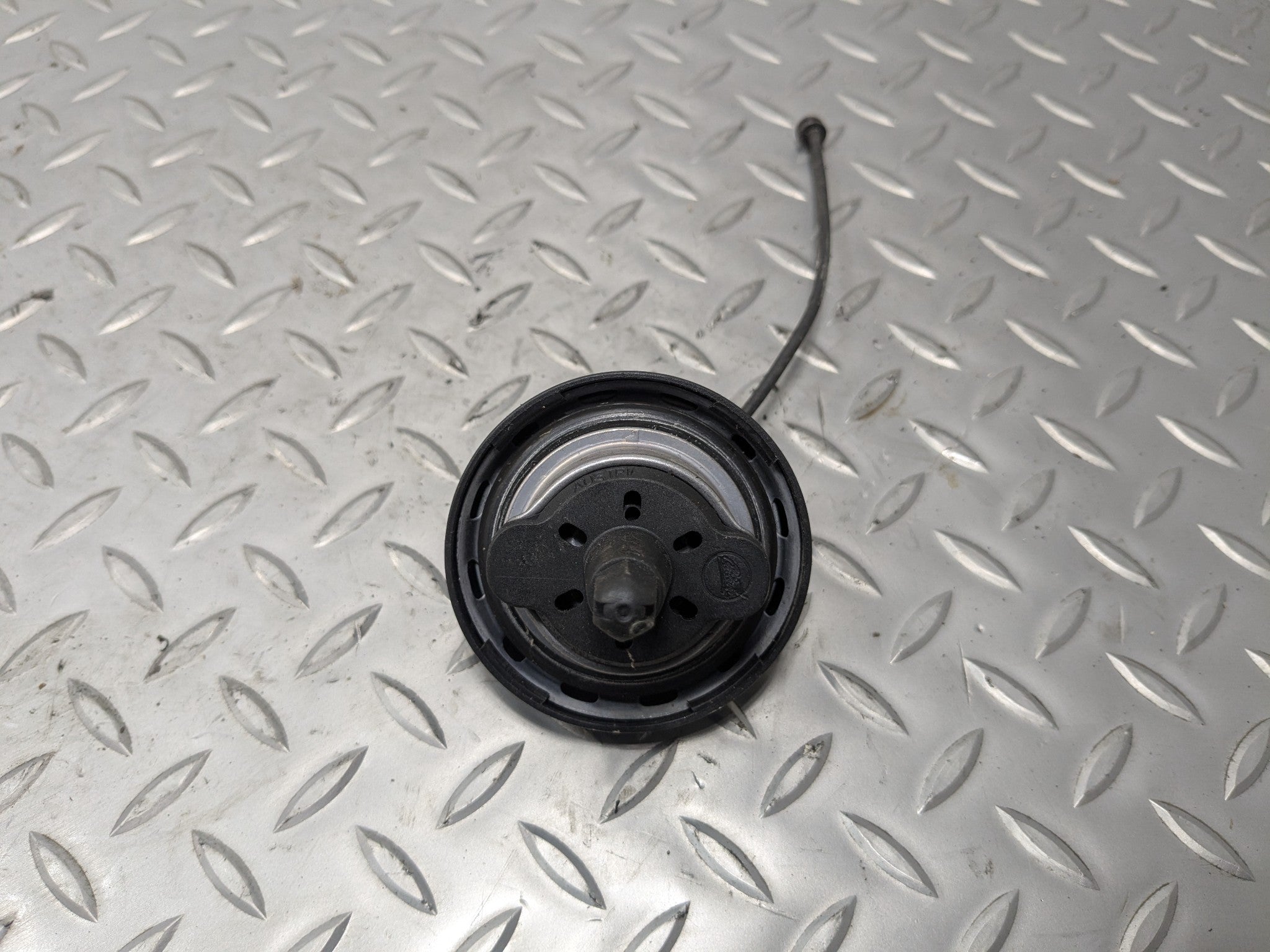 2010 - 2012 LAND ROVER RANGE ROVER OEM FUEL TANK GAS FILLER CAP WITH STRAP