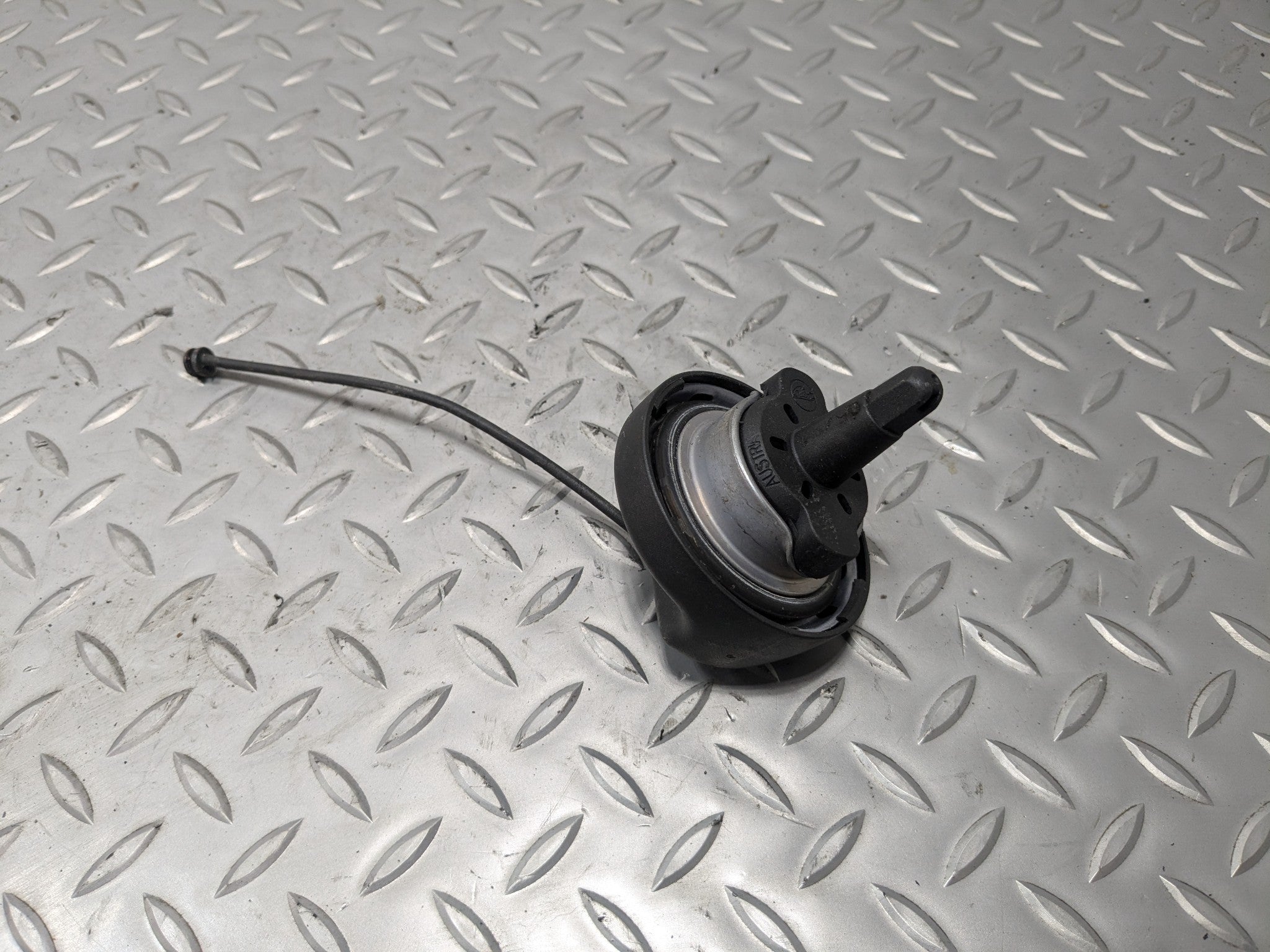 2010 - 2012 LAND ROVER RANGE ROVER OEM FUEL TANK GAS FILLER CAP WITH STRAP