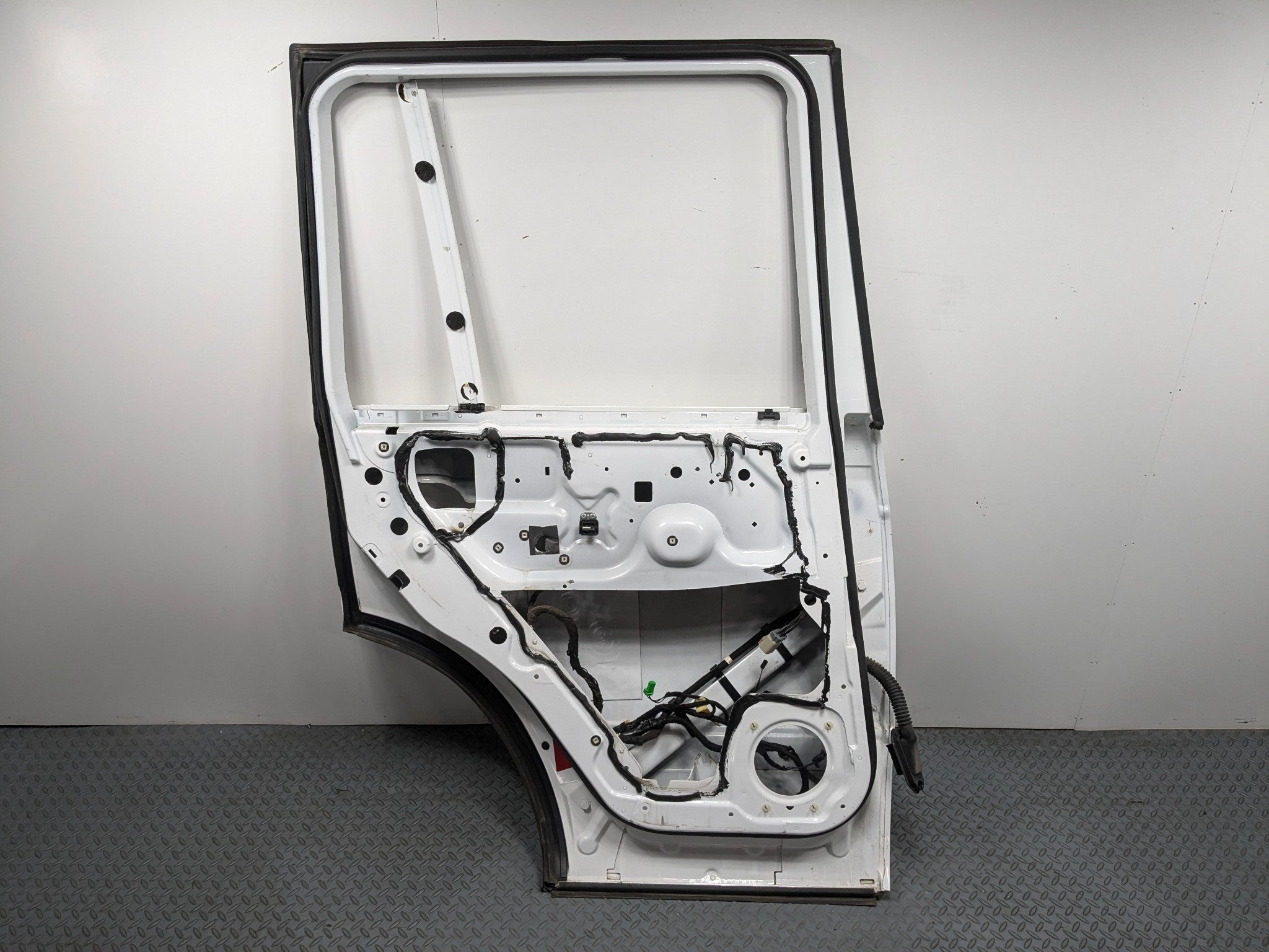 2010 - 2012 LAND ROVER RANGE ROVER OEM DOOR SHELL PANEL WHITE REAR LEFT SIDE